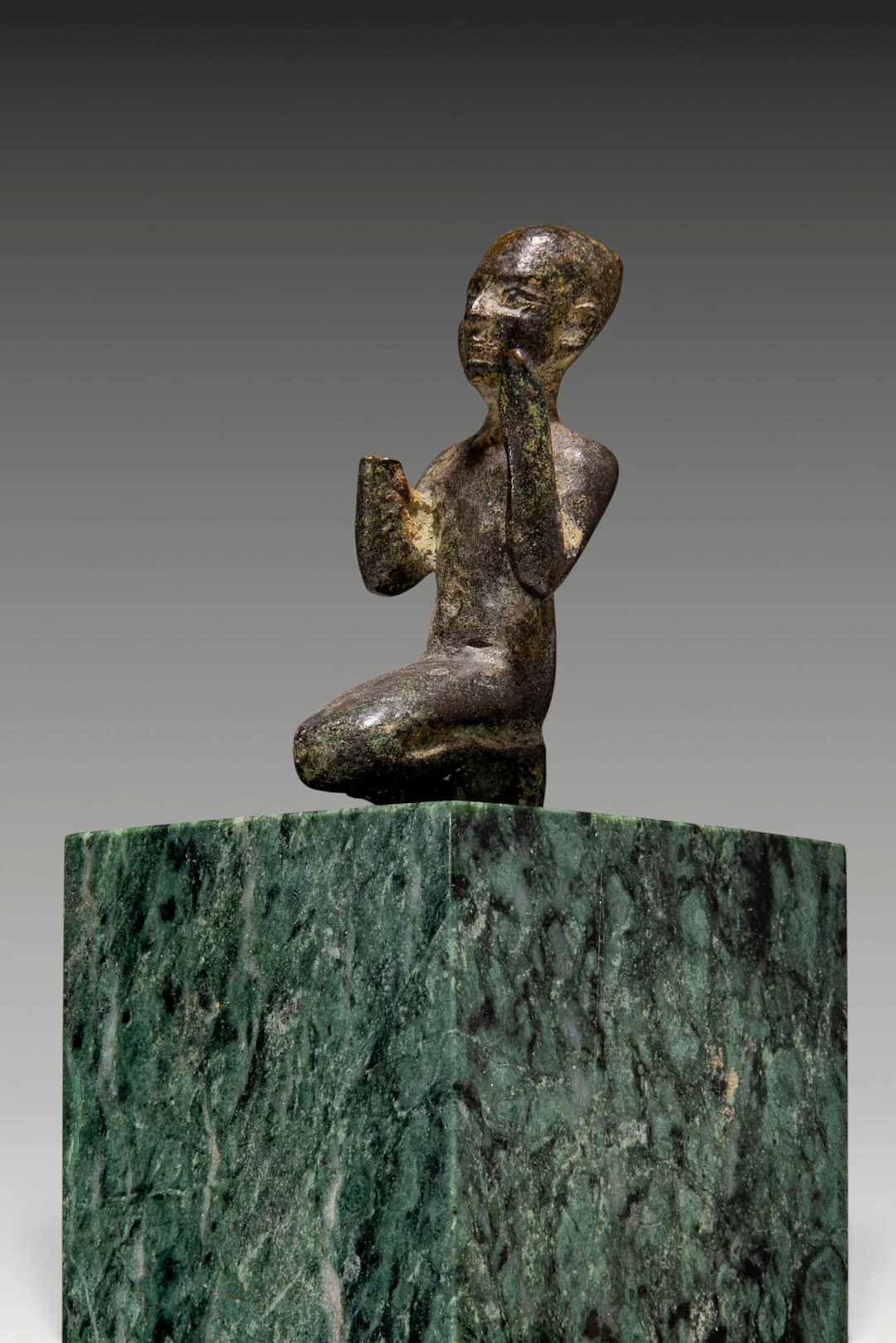 EGYPTIAN BRONZE FIGURINE OF A KNEELING PRIEST