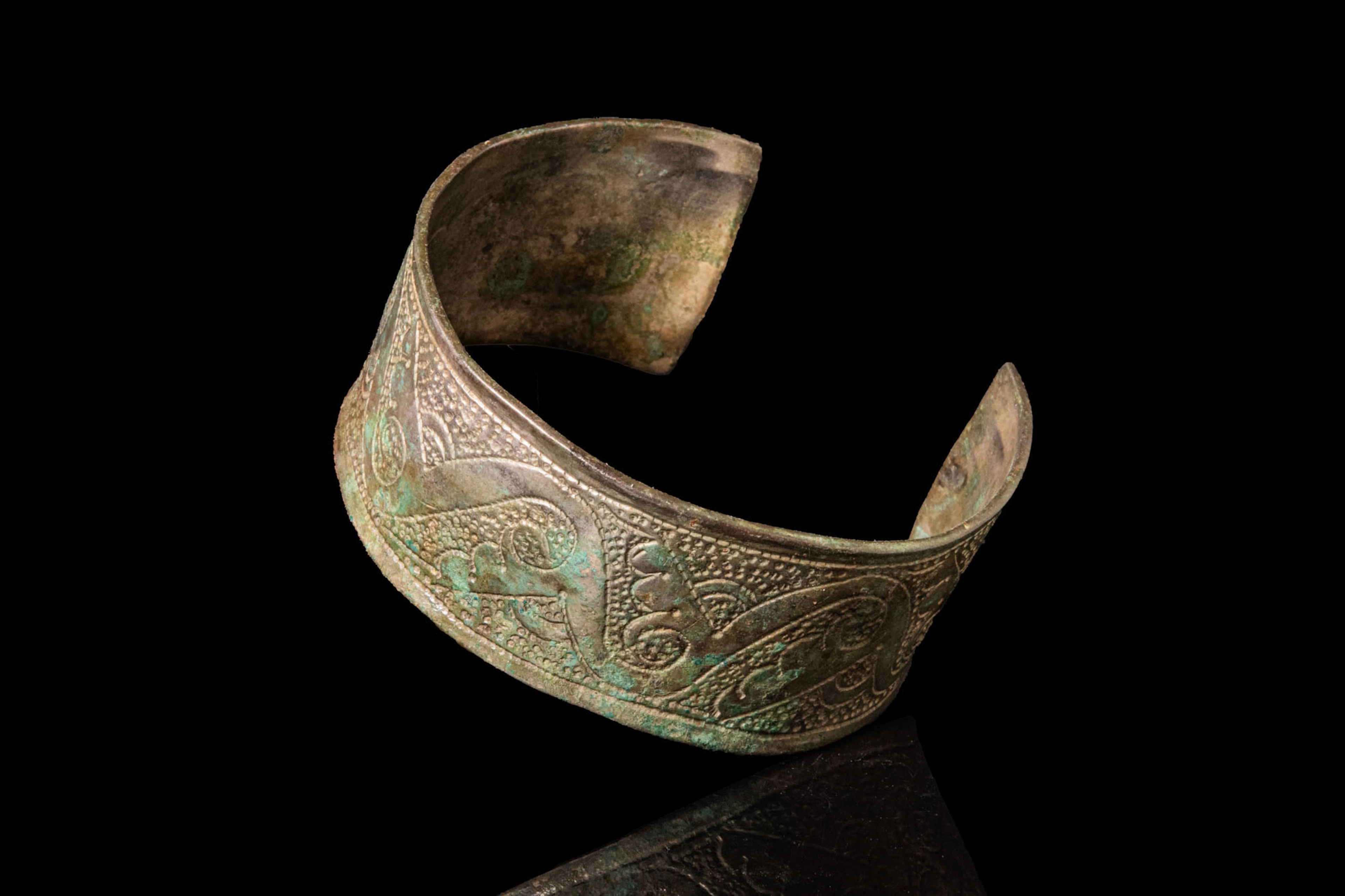VIKING PERIOD SILVER BRACELET WITH PHYTOMORPHIC DECORATION