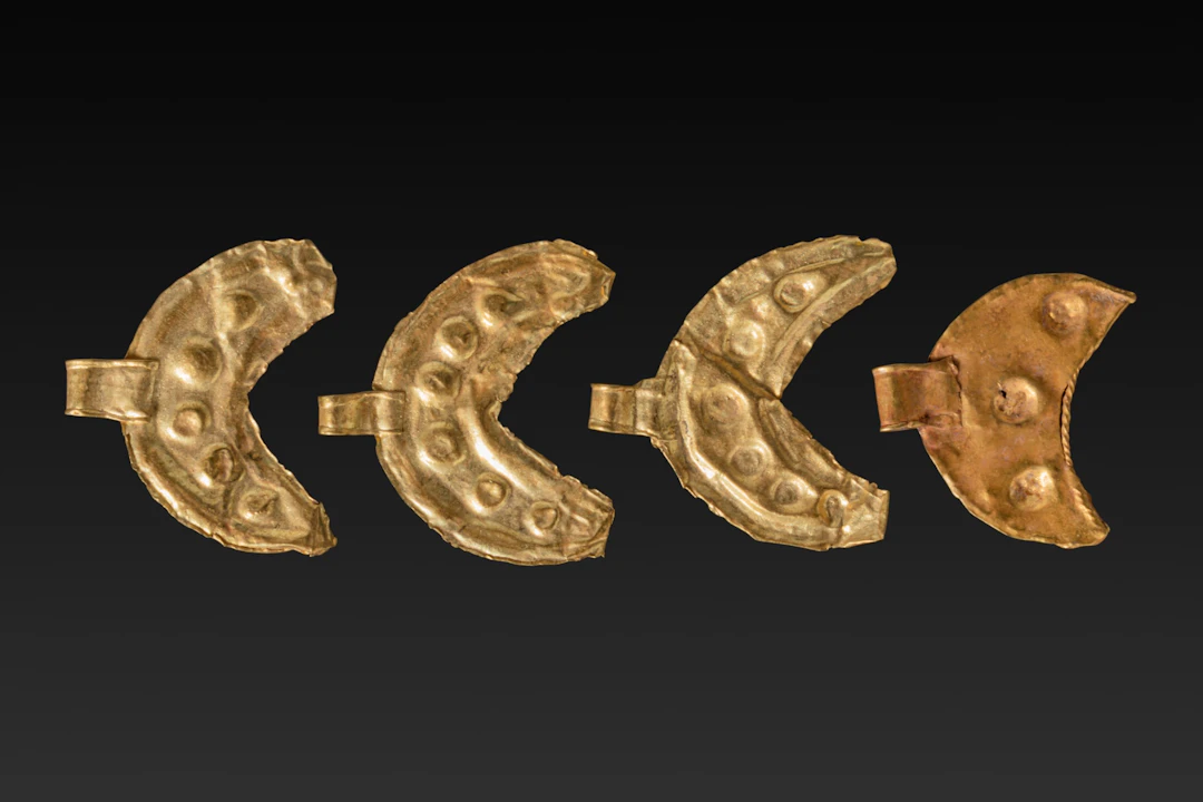 COLLECTION OF ROMAN HIGH KARAT GOLD CRESCENT-SHAPED PENDANTS