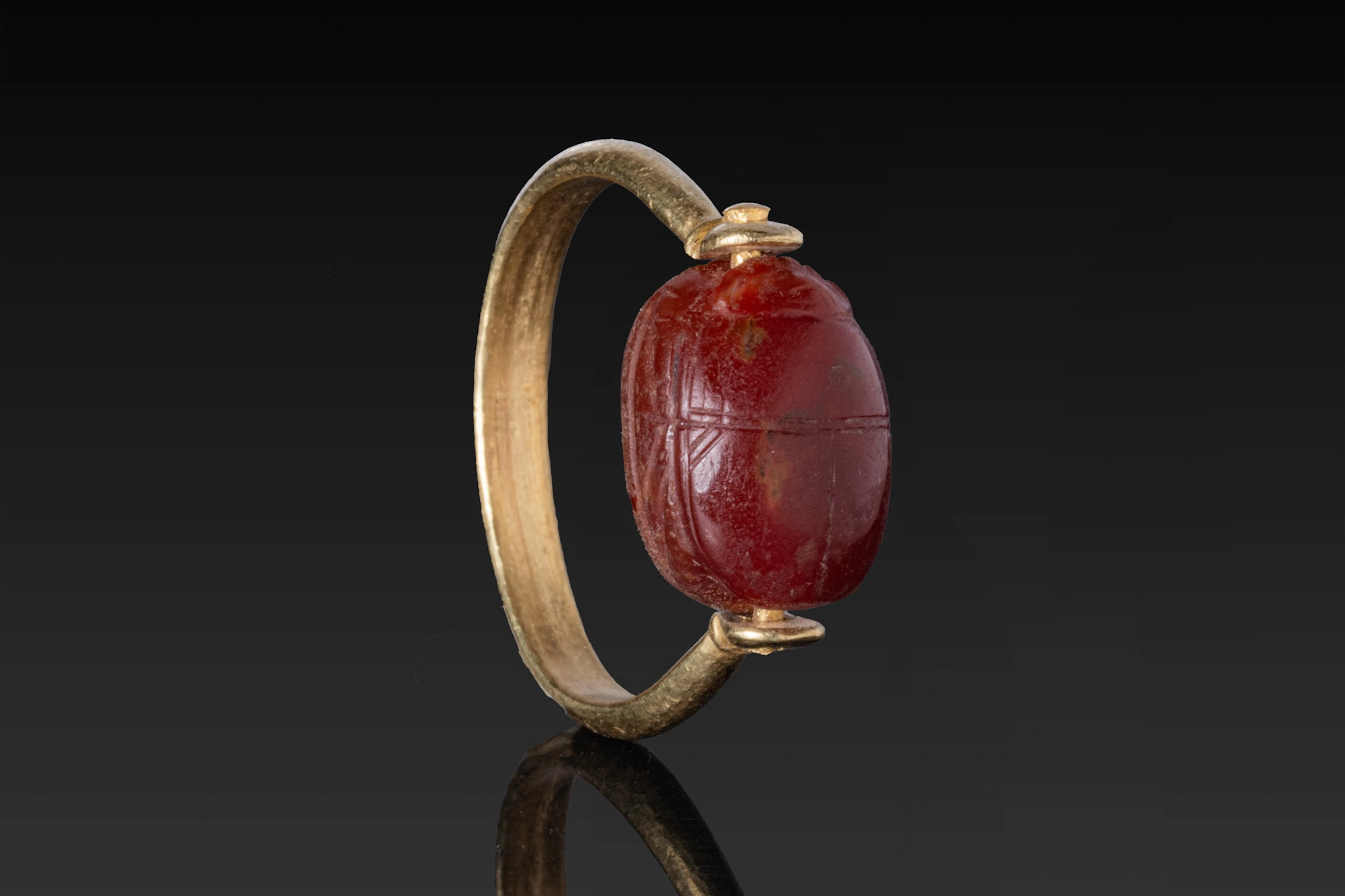 ETRUSCAN CARNELIAN SCARAB WITH HELIOS IN HIGH KARAT GOLD SWIVEL RING