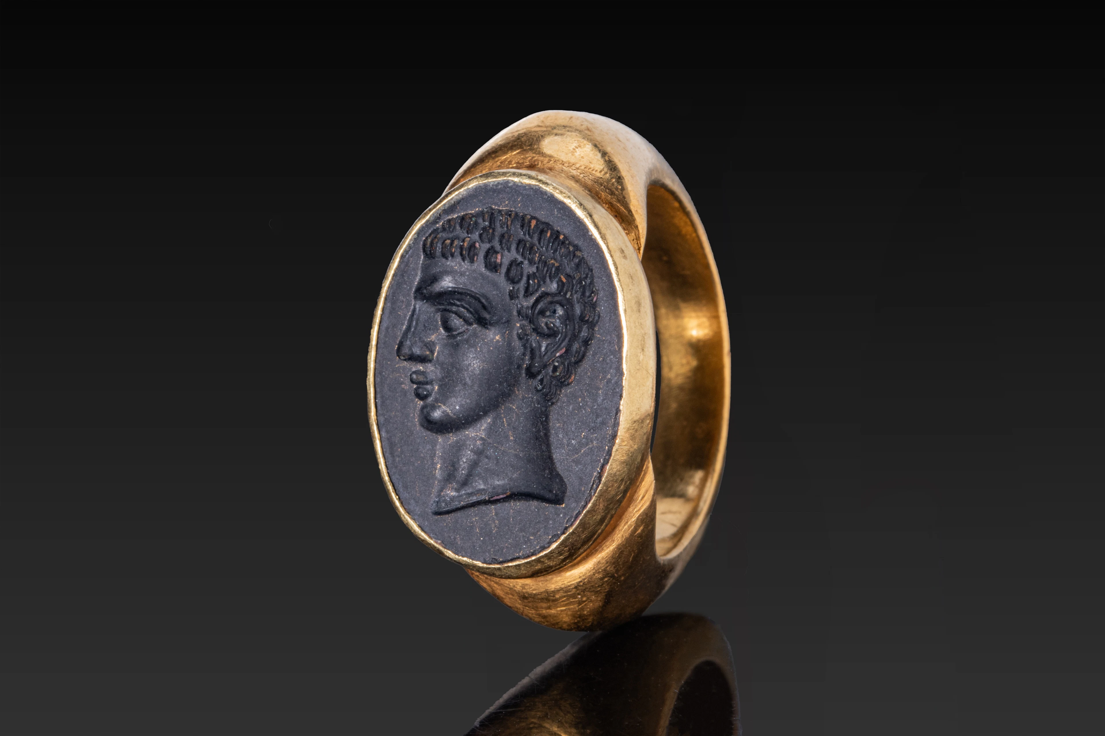 ROMAN GOLD RING WITH GLASS INTAGLIO OF A PORTRAIT OF A YOUNG EMPEROR