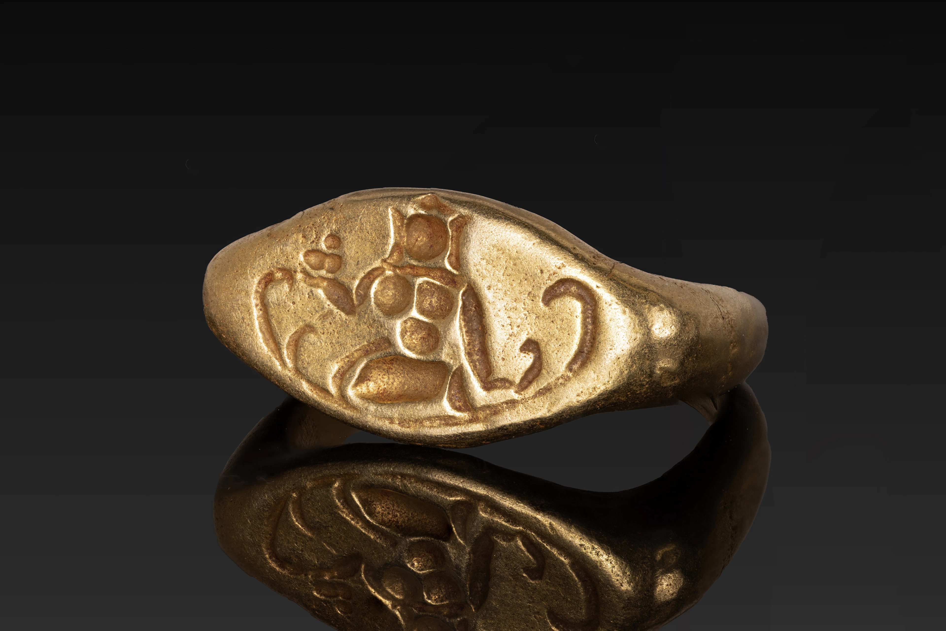 MEDIEVAL SOLID GOLD RING OF A SEATED BUDDHA