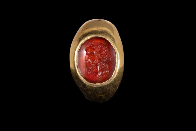 ROMAN SOLID GOLD RING WITH CARNELIAN INTAGLIO OF JUPITER