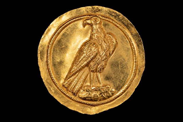 ROMAN GOLD LEGIONARY DISC WITH AN EAGLE
