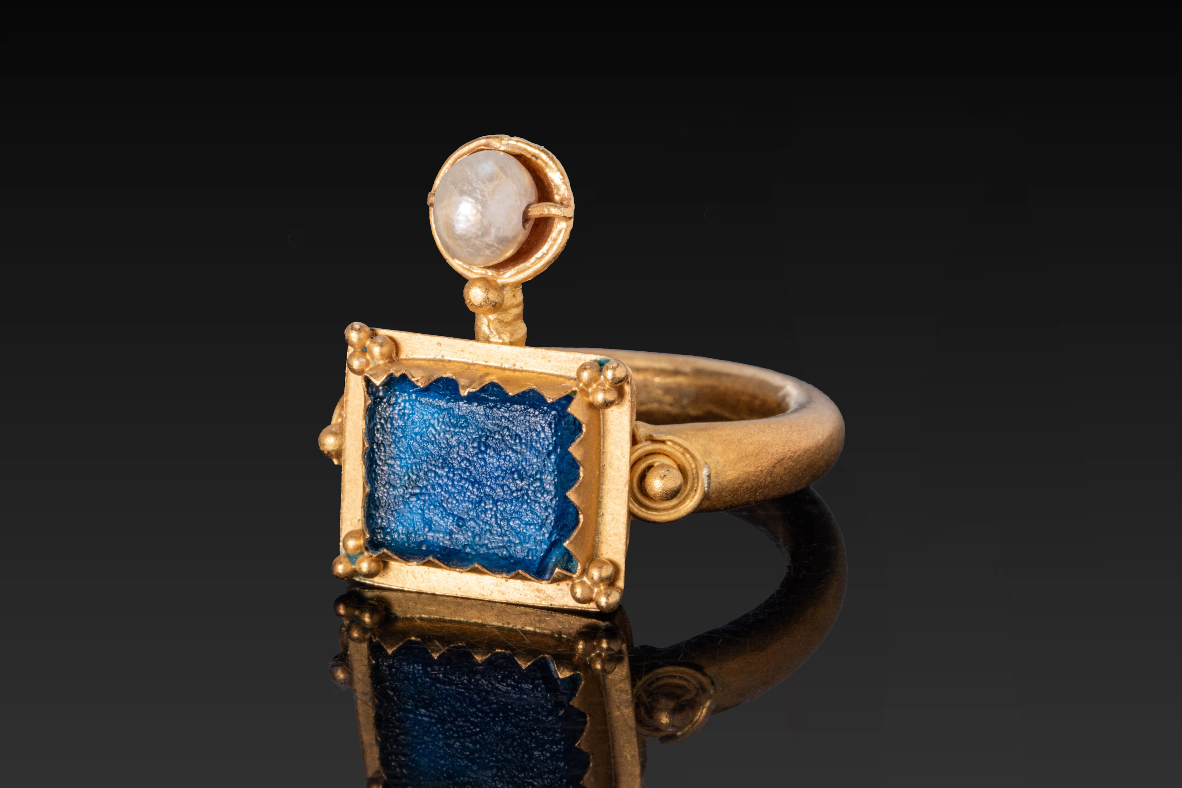 LATE ROMAN GOLD RING WITH BLUE GLASS INSET AND PEARL