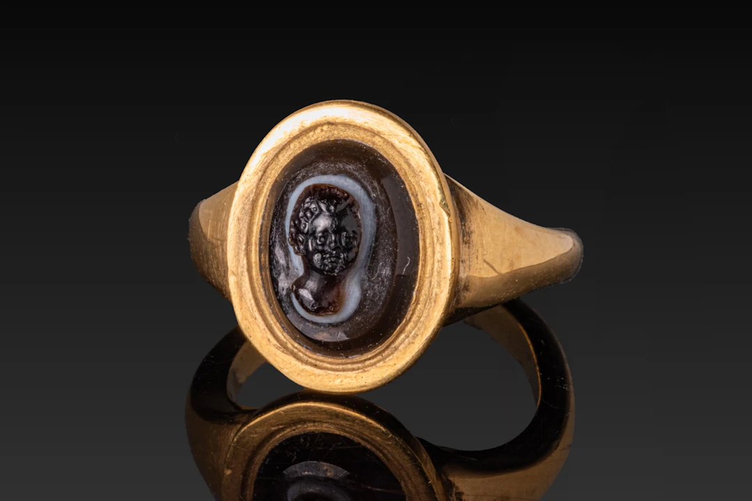 ROMAN BANDED AGATE CAMEO OF A CHILD IN HIGH KARAT GOLD RING