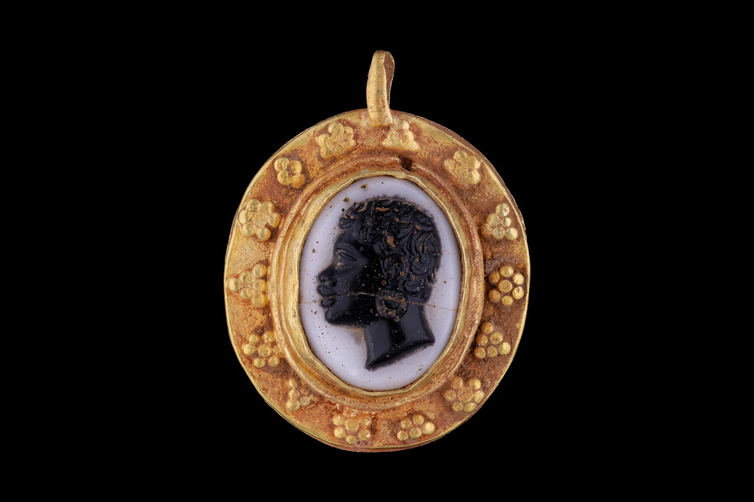 ROMAN GOLD PENDANT WITH CAMEO OF A BLACK AFRICAN