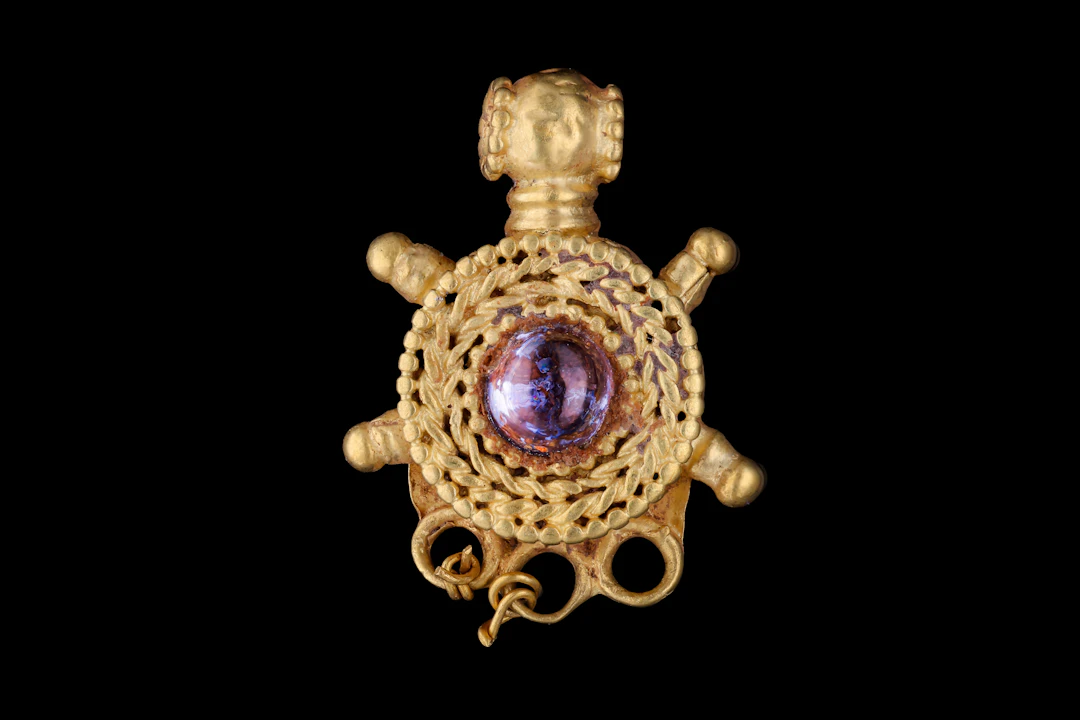 ROMAN GOLD PENDANT WITH PURPLE GLASS CABOCHON