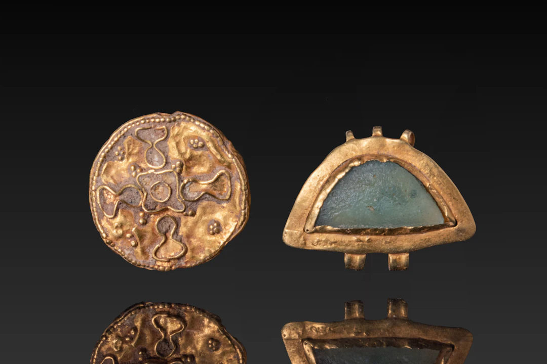 PAIR OF HELLENISTIC GOLD PENDANTS