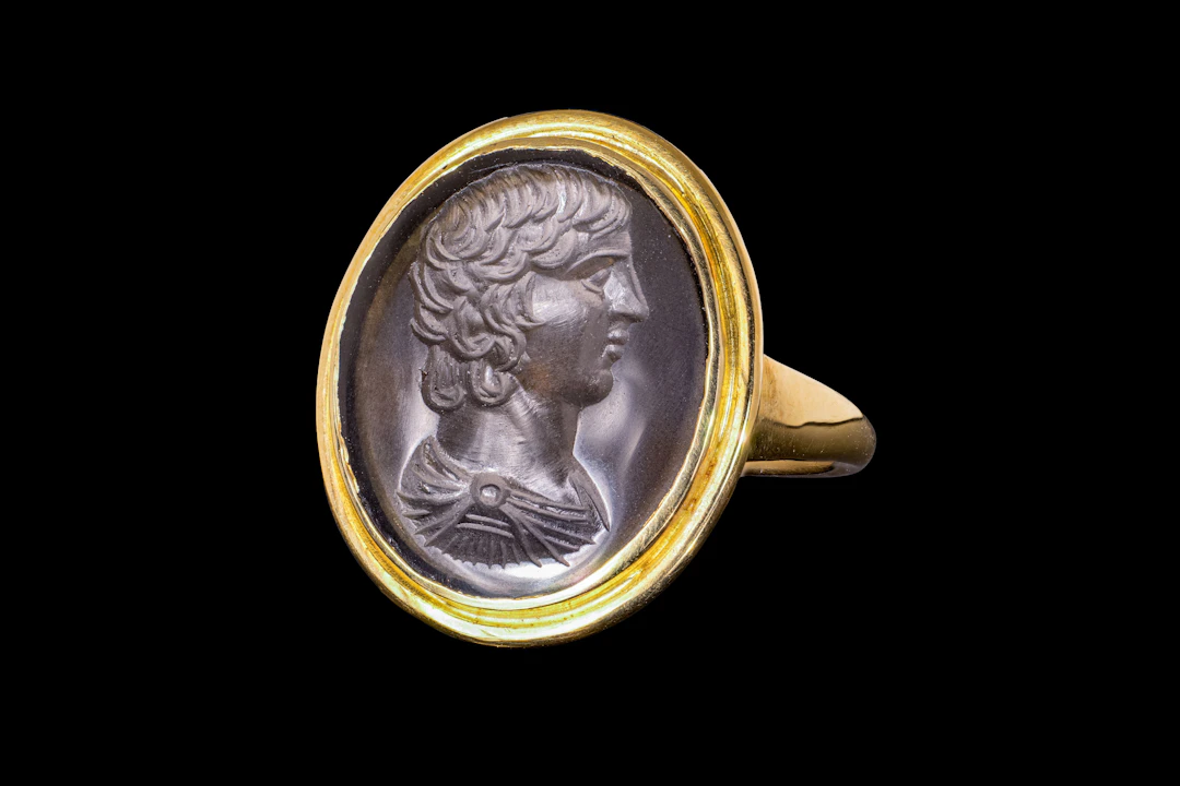LATE ROMAN ROCK CRYSTAL INTAGLIO OF PRINCEPS IN GOLD RING