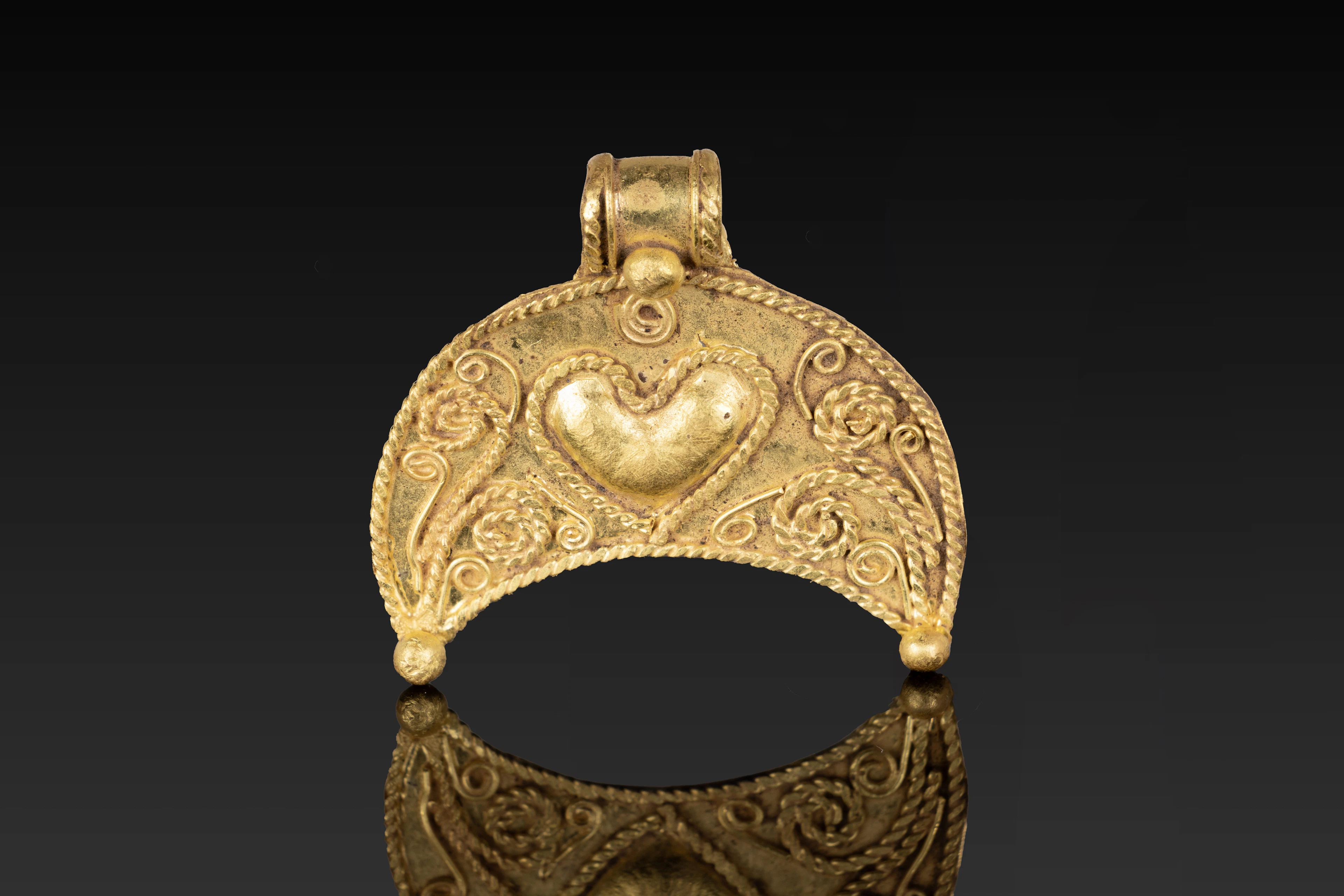 HELLENISTIC GOLD CRESCENT-SHAPED PENDANT WITH HEART