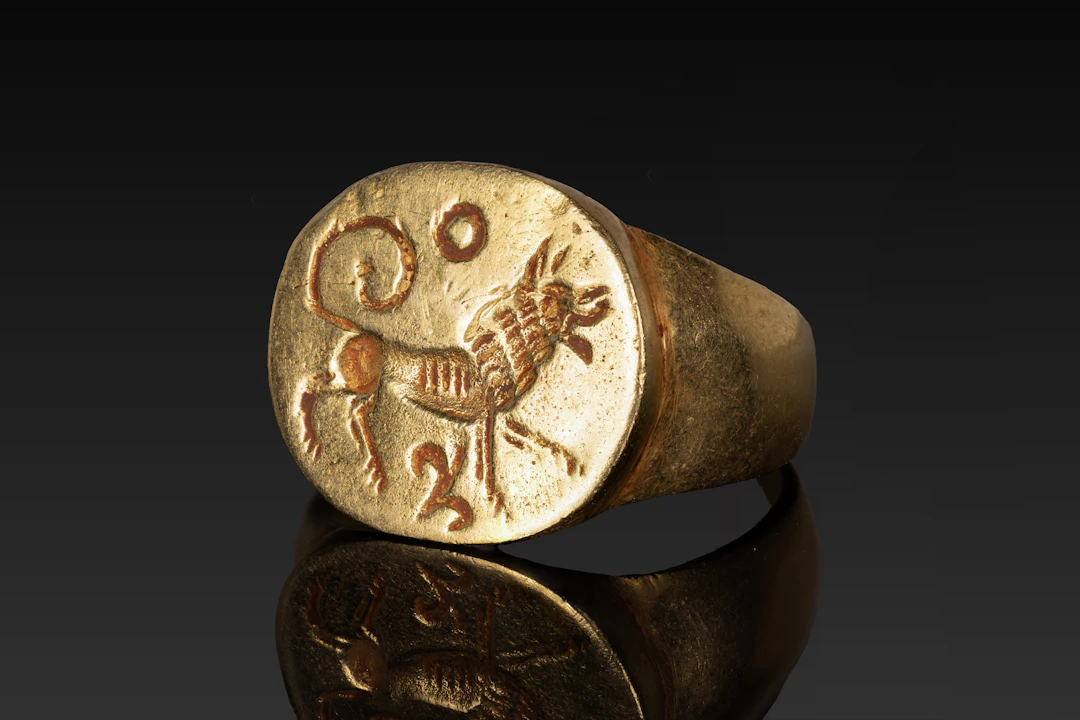 EASTERN ROMAN SOLID GOLD RING WITH A HOUND AND SYMBOLS