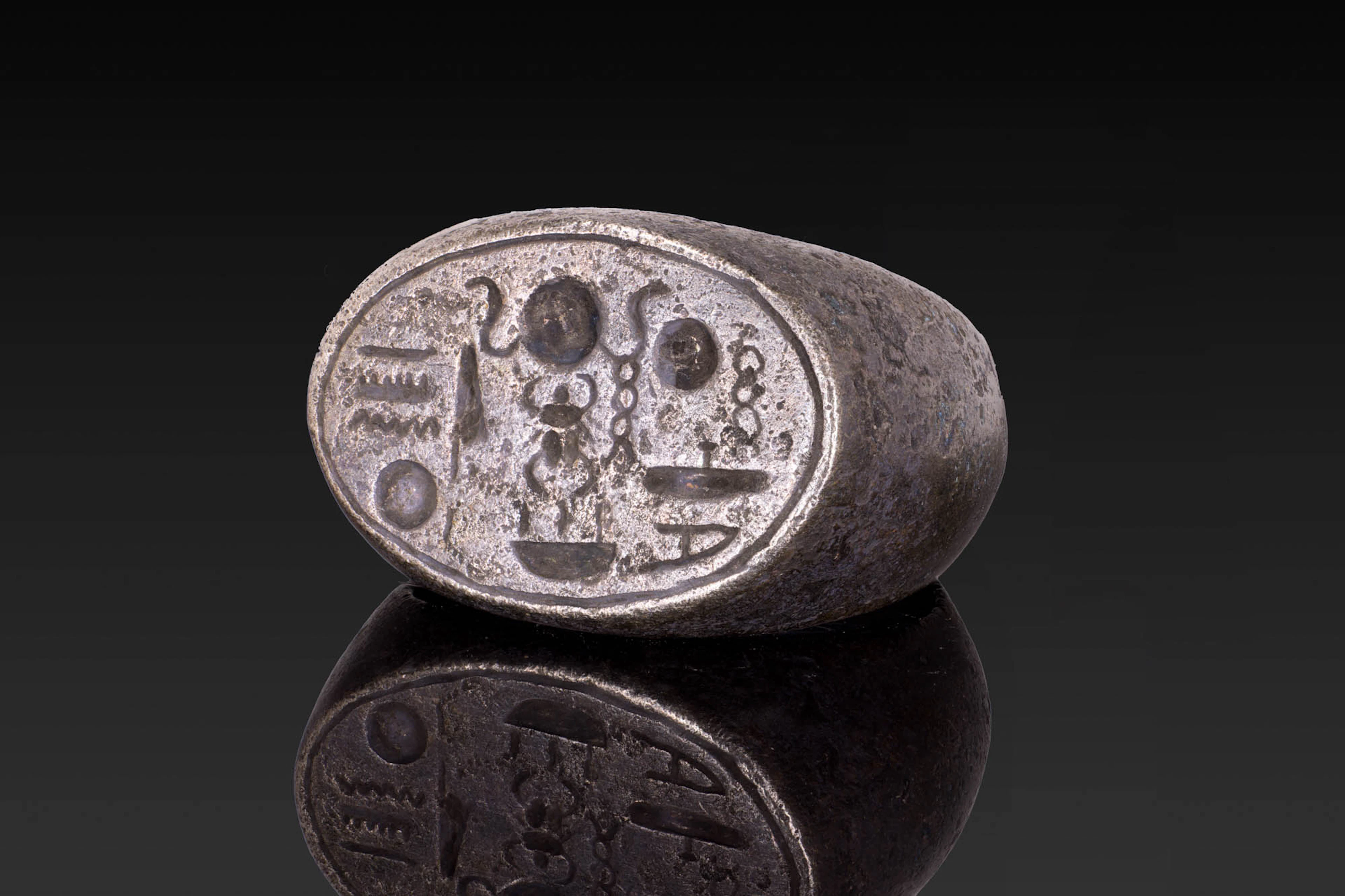 EGYPTIAN SILVER SIGNET RING WITH TUTANKHAMUN'S THRONE NAME