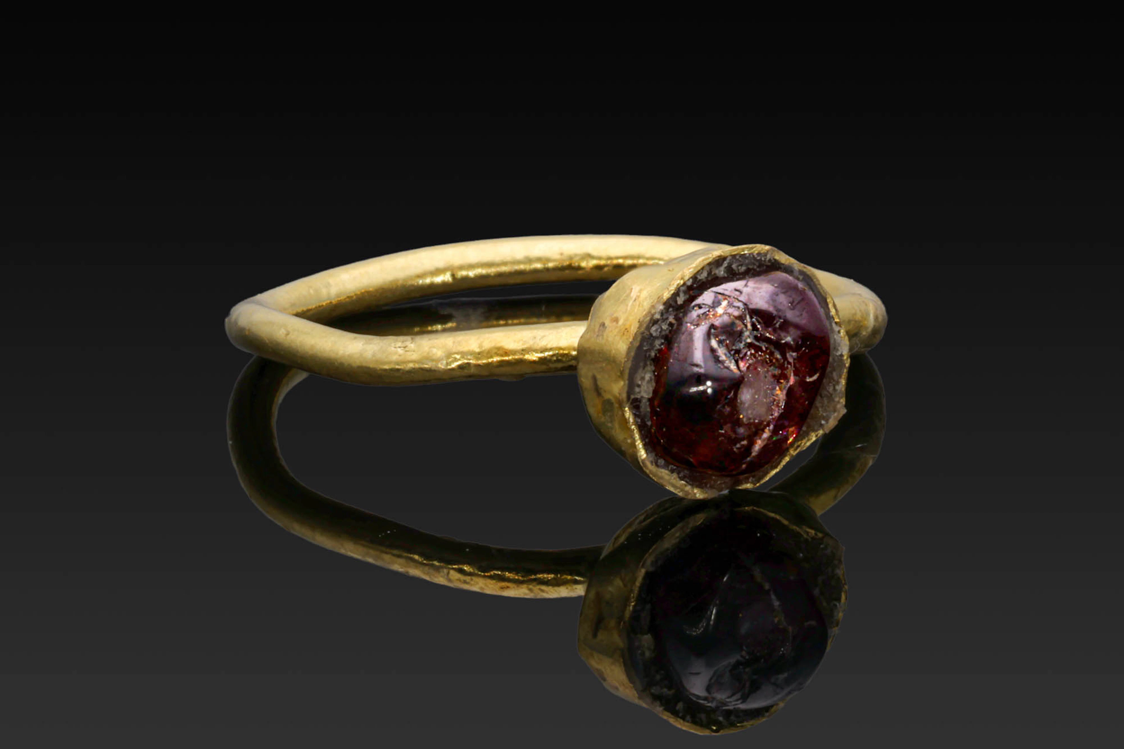 LATE ROMAN GOLD RING WITH GARNET CABOCHON