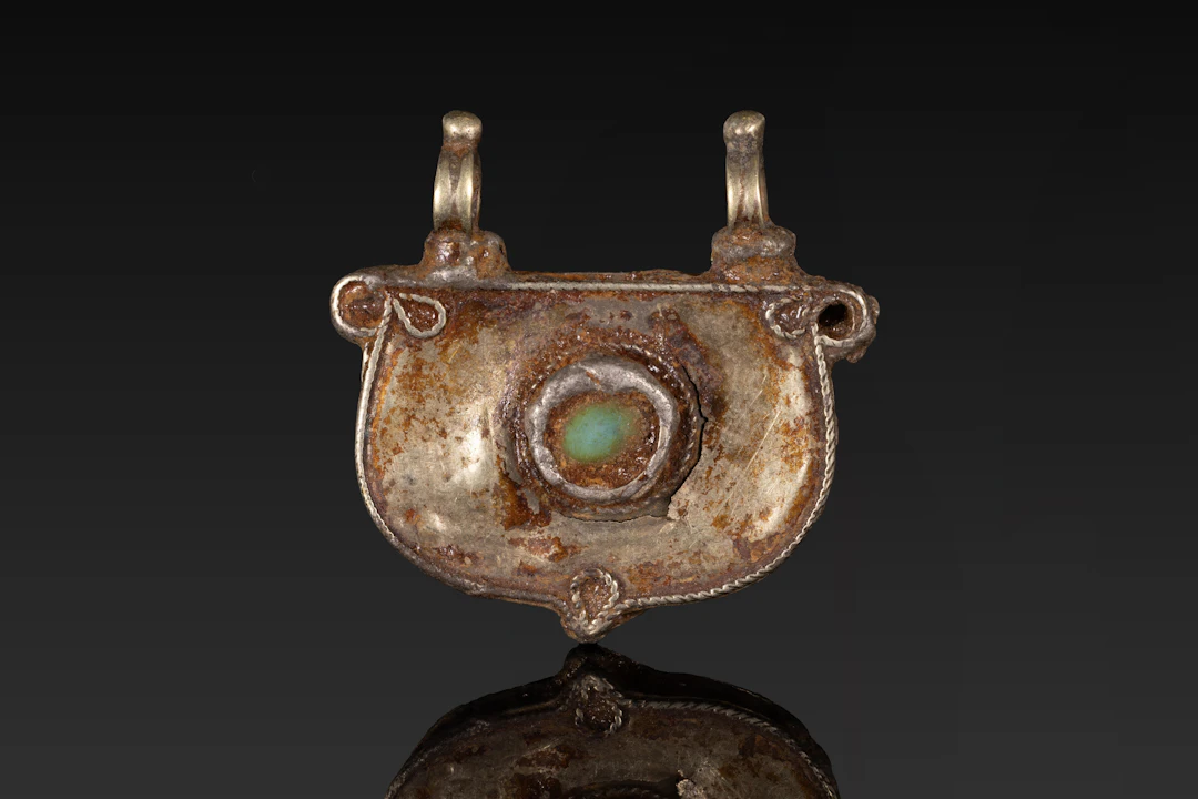 ROMAN GOLD PENDANT WITH CABOCHON