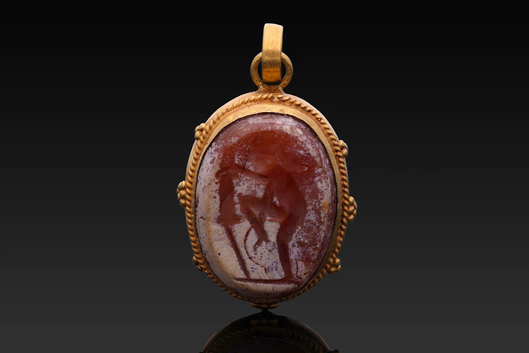 ROMAN AGATE INTAGLIO OF YOUNG MERCURY IN GOLD PENDANT