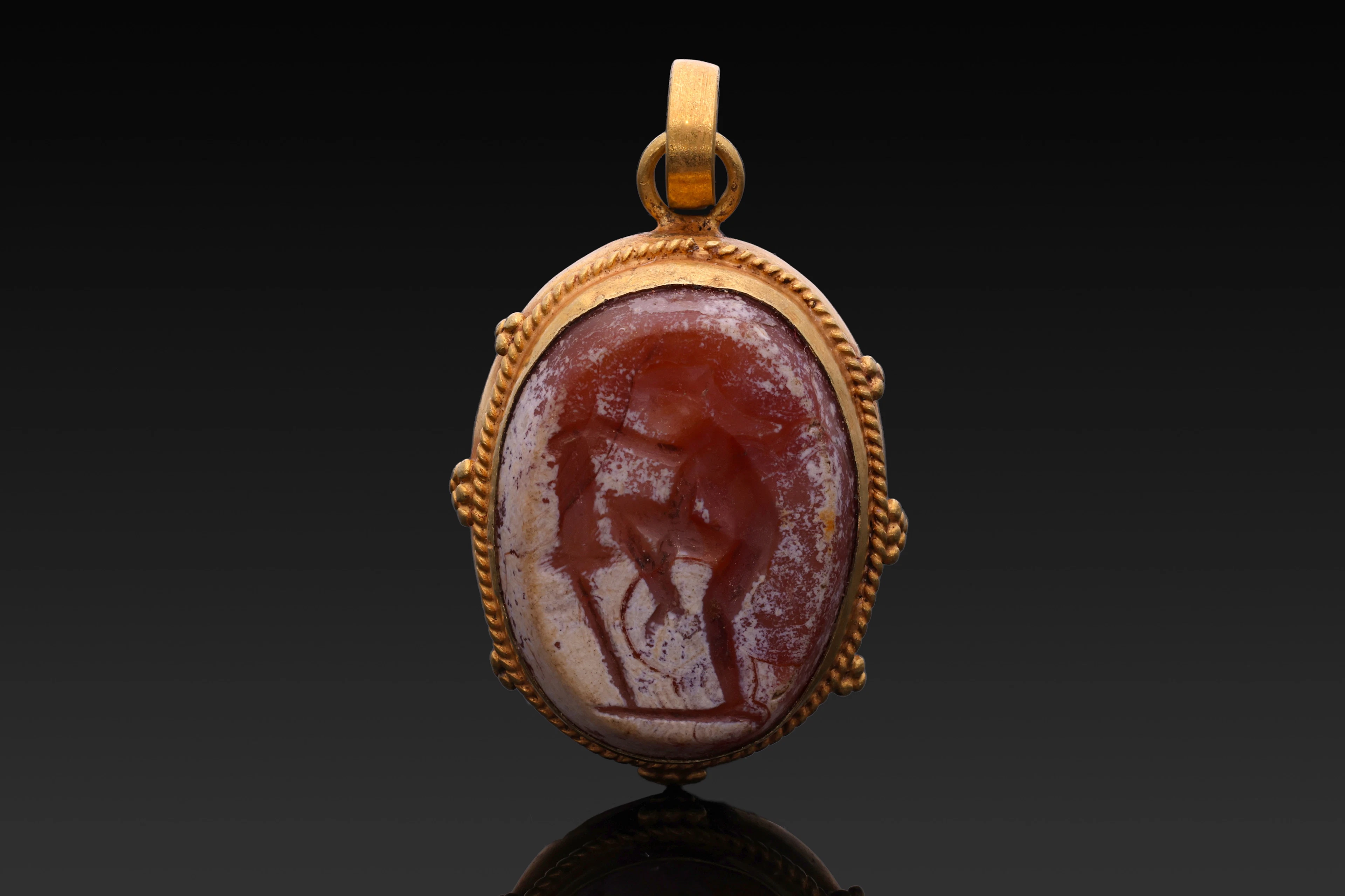 ROMAN AGATE INTAGLIO OF YOUNG MERCURY IN GOLD PENDANT
