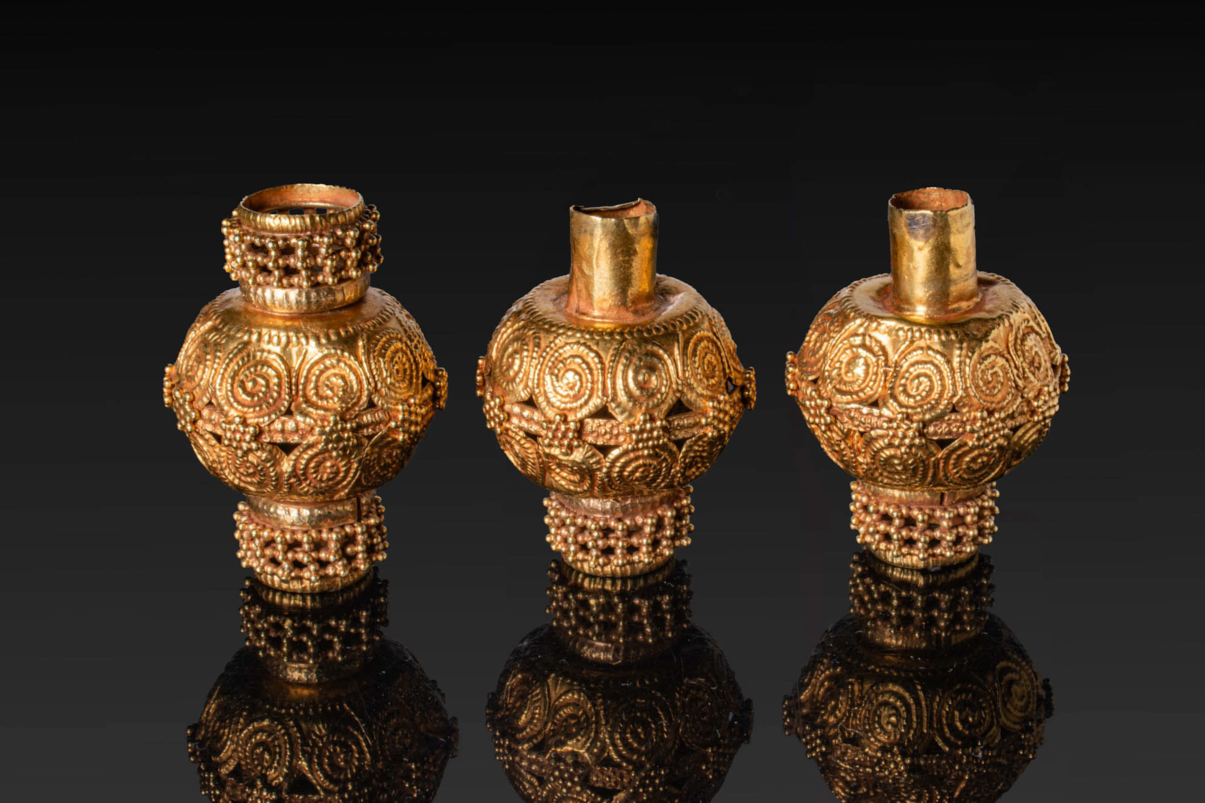 COLLECTION OF FATIMID GOLD FILIGREE GLOBULAR PENDANT AMULETS