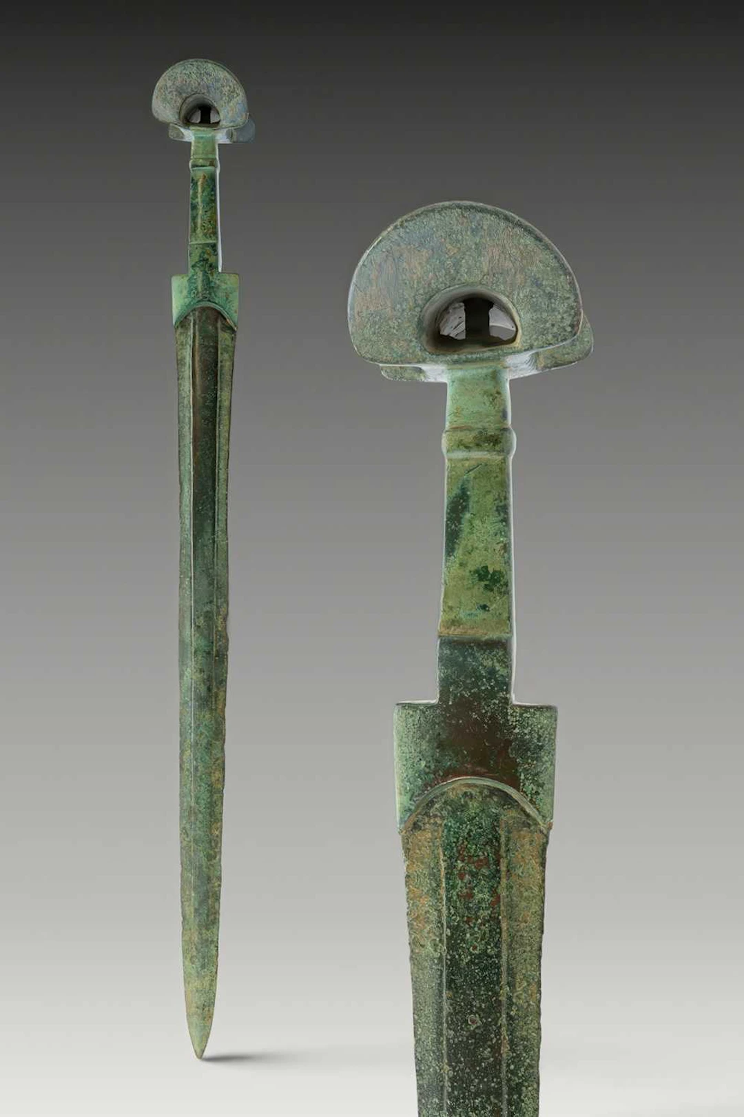 FANTASTIC BRONZE AGE LONGSWORD WITH BILOBATE POMMEL