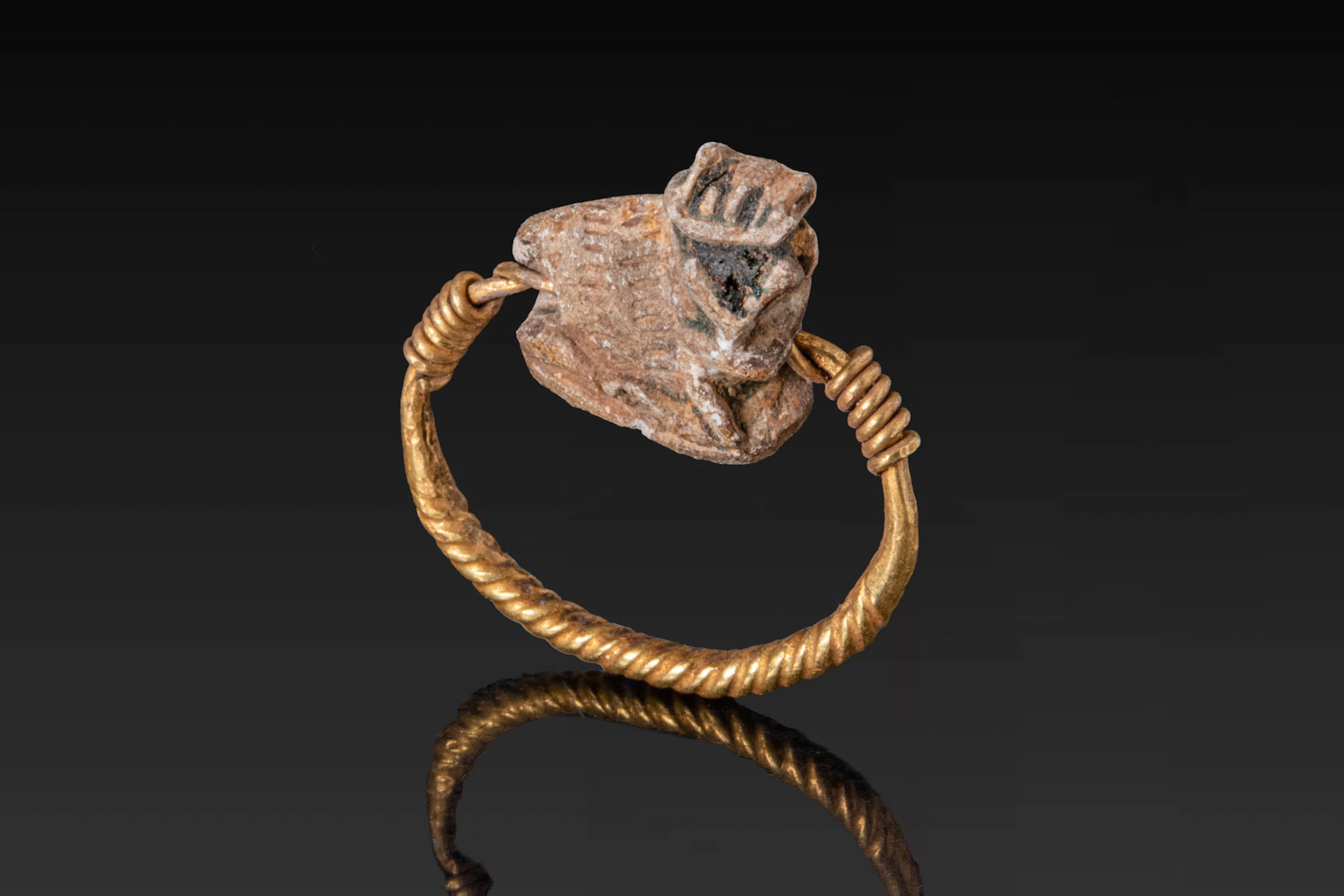 EGYPTIAN GOLD COILED RING WITH STEATITE SCARAB / FALCON