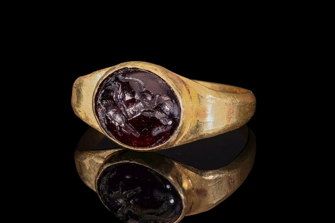 ROMAN GOLD RING WITH GARNET INTAGLIO OF PEGASUS