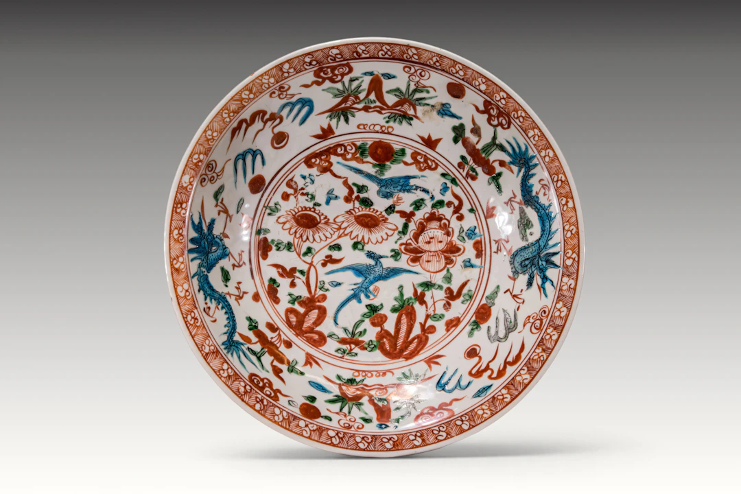 CHINESE SWATOW POYCHROME-ENAMELLED CHARGER