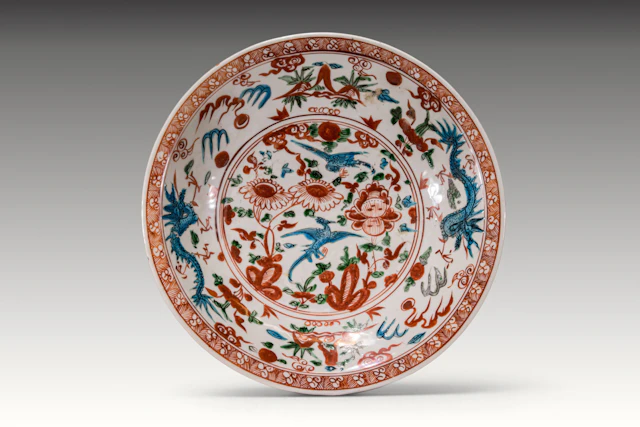 CHINESE SWATOW POYCHROME-ENAMELLED CHARGER