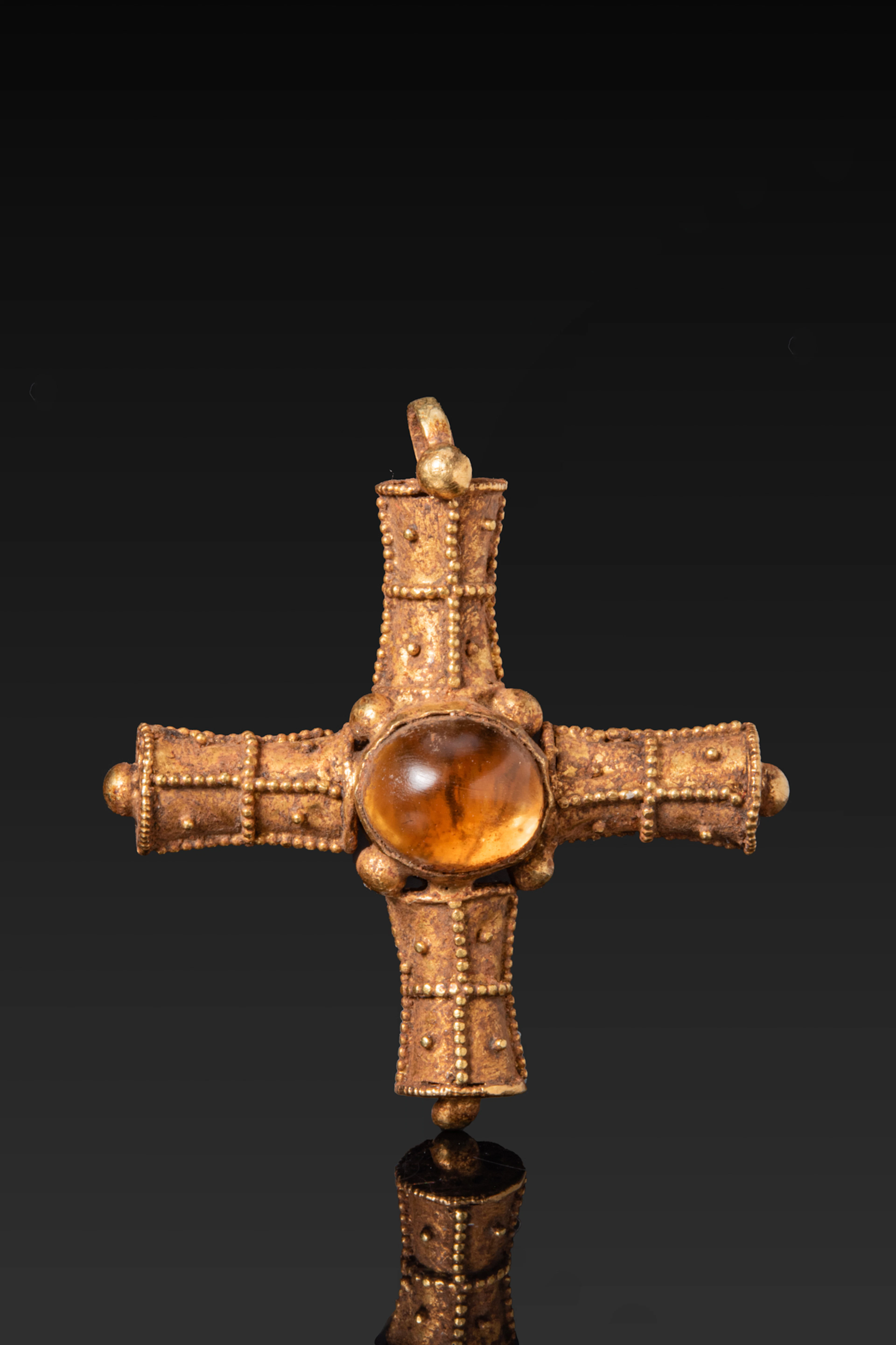 BYZANTINE HIGH KARAT GOLD CROSS PENDANT WITH CENTRAL CABOCHON