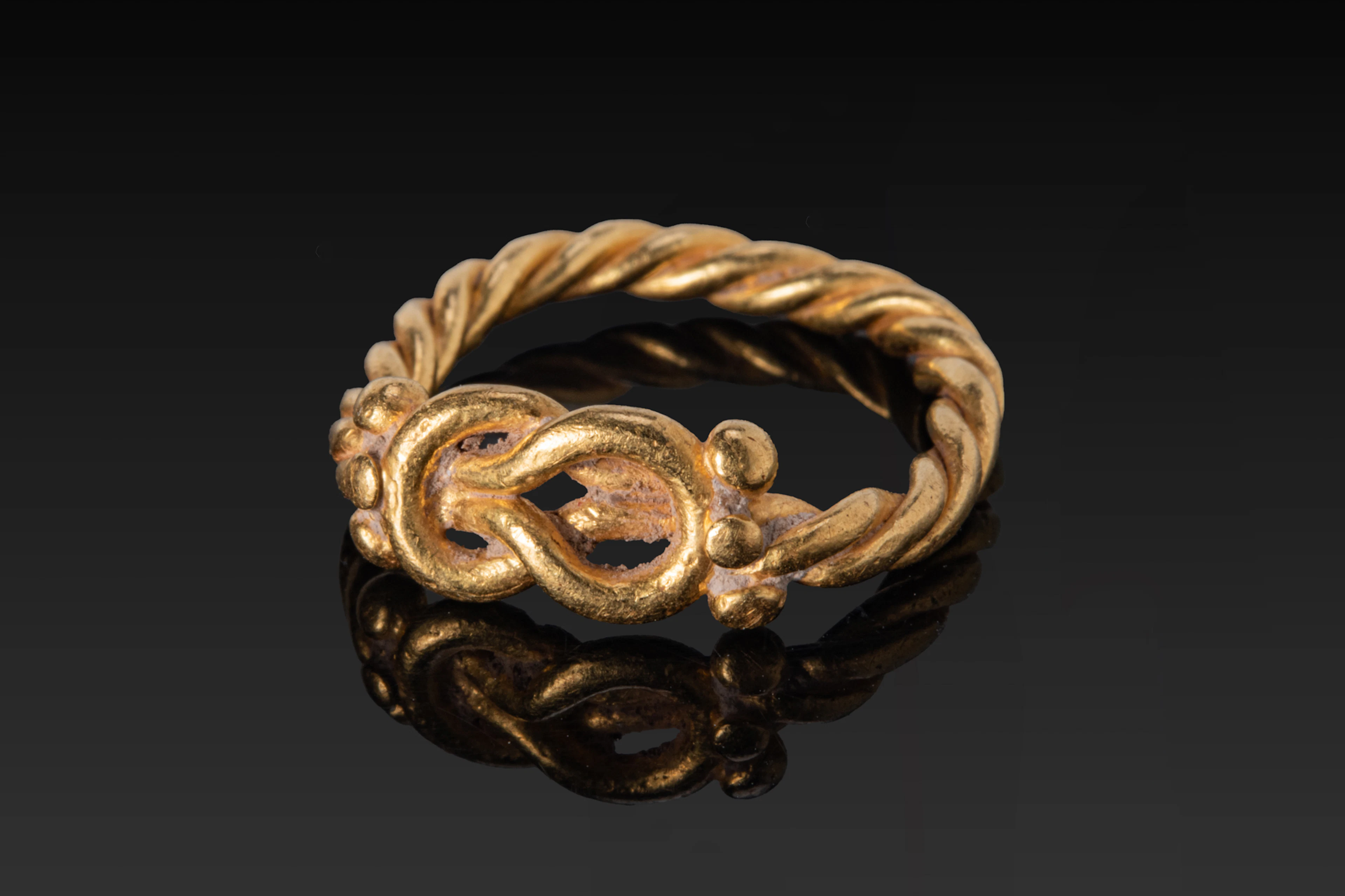 HELLENISTIC SOLID HIGH KARAT GOLD RING WITH HERAKLES KNOT
