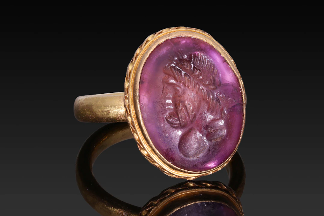 ROMAN AMETHYST INTAGLIO OF HERCULES IN GOLD RING