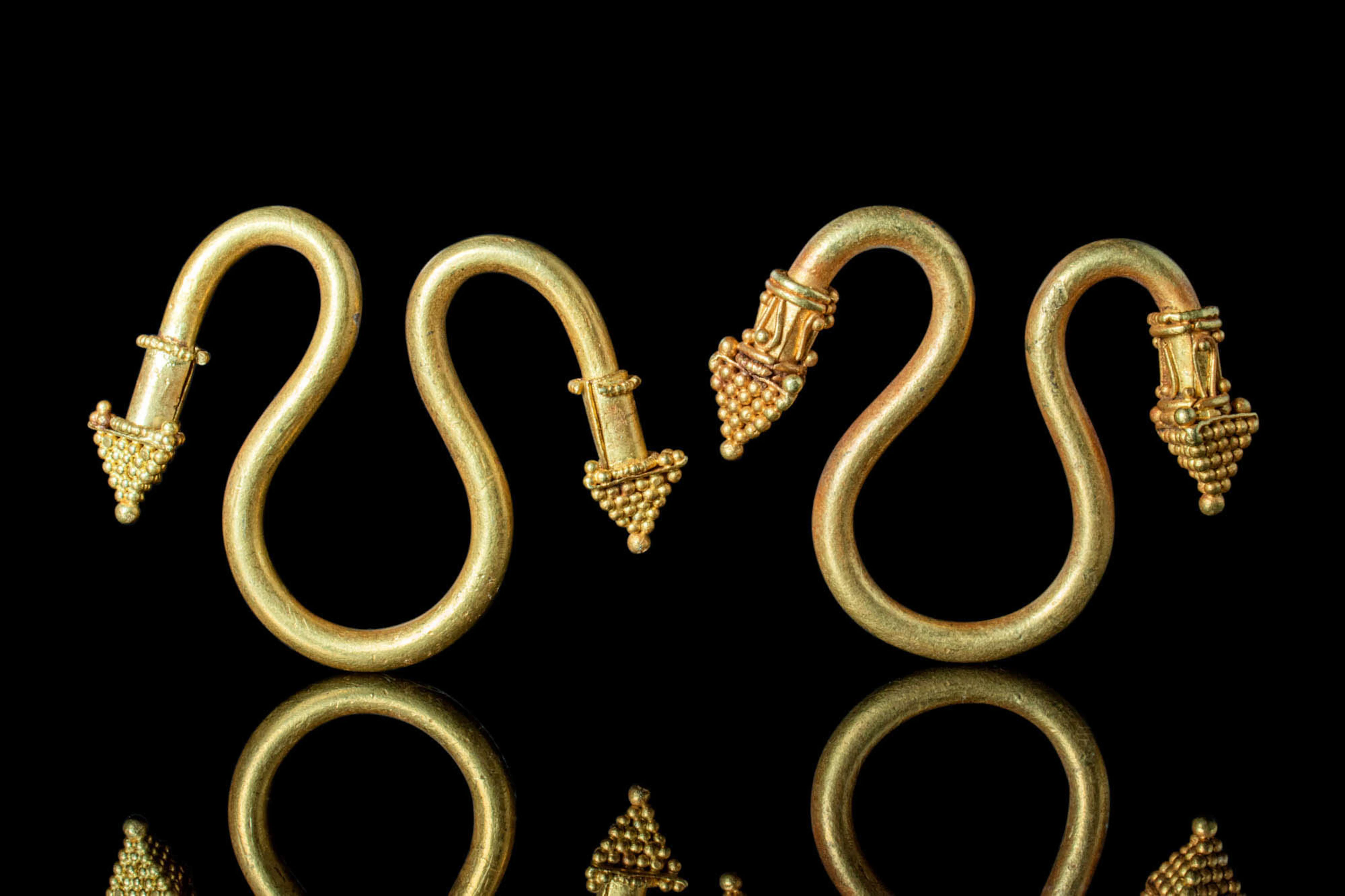 PAIR OF EARLY ROMAN GOLD EARRINGS
