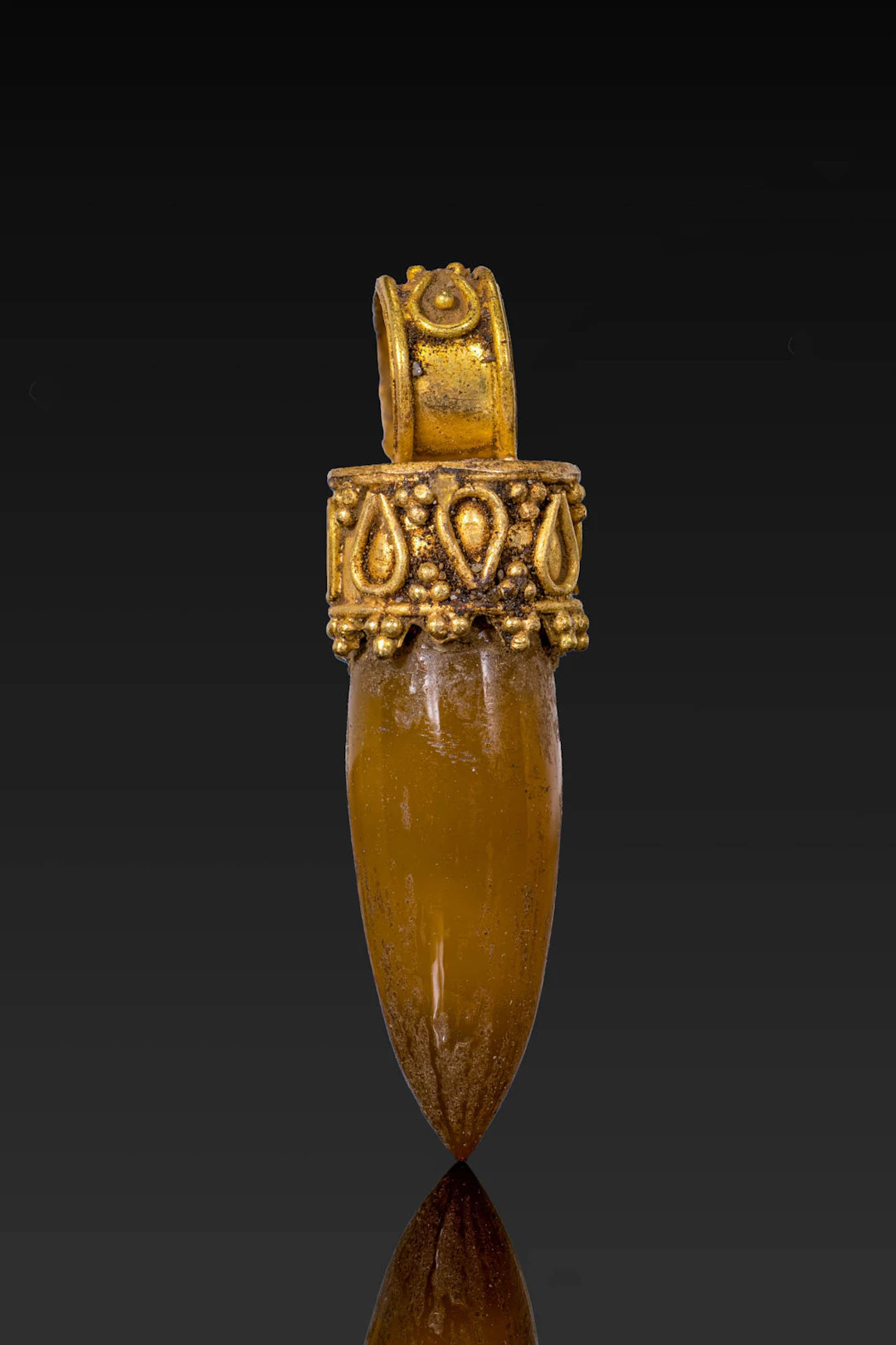HELLENISTIC GOLD AND CARNELIAN PENDANT WITH GRANULATION