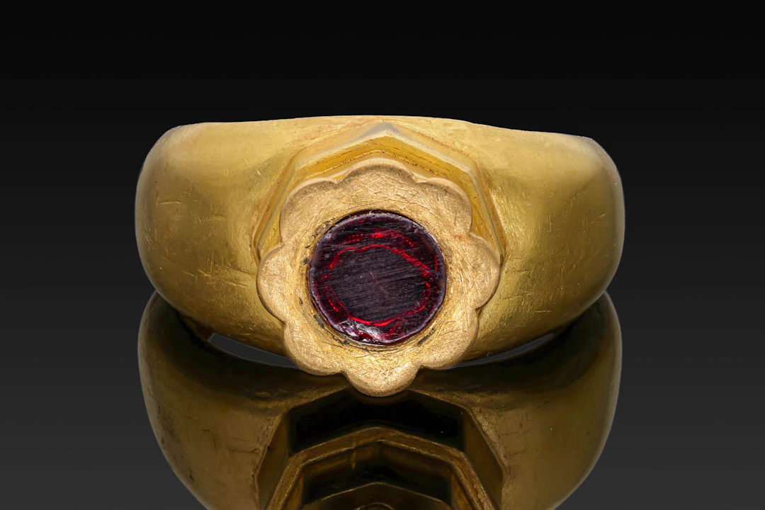 MEROVINGIAN GOLD RING WITH GARNET IN FLOWER-SHAPED BEZEL