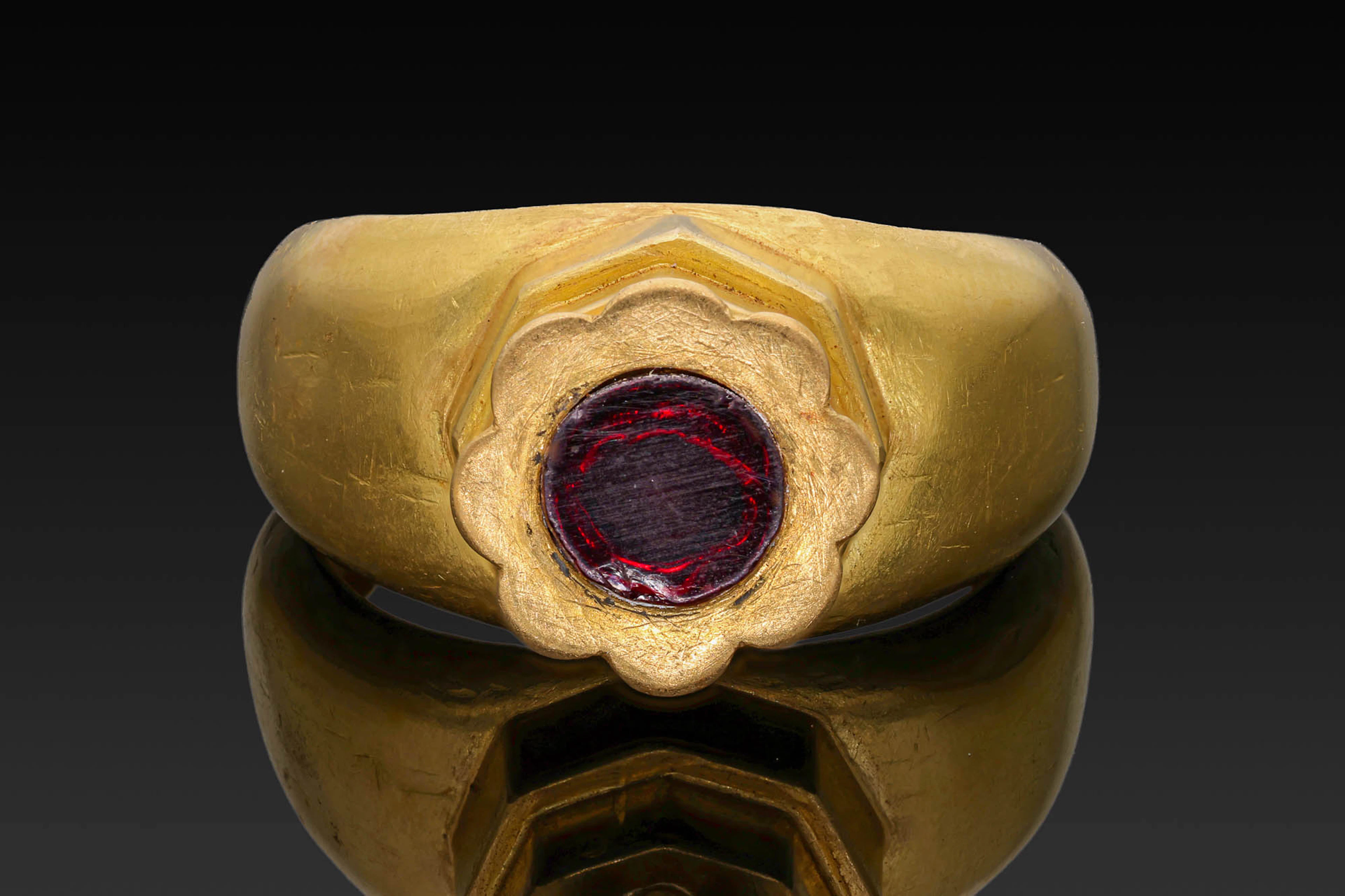 MEROVINGIAN GOLD RING WITH GARNET IN FLOWER-SHAPED BEZEL