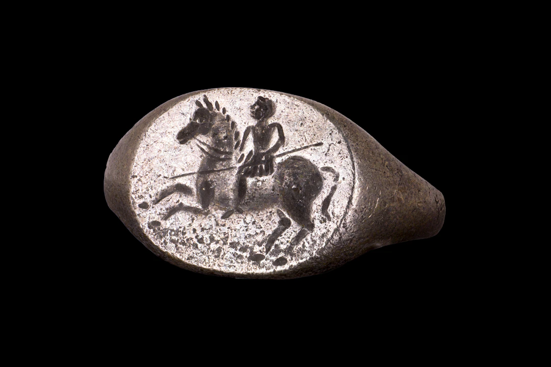 LARGE ROMAN SOLID SILVER RING WITH HORSE RIDER