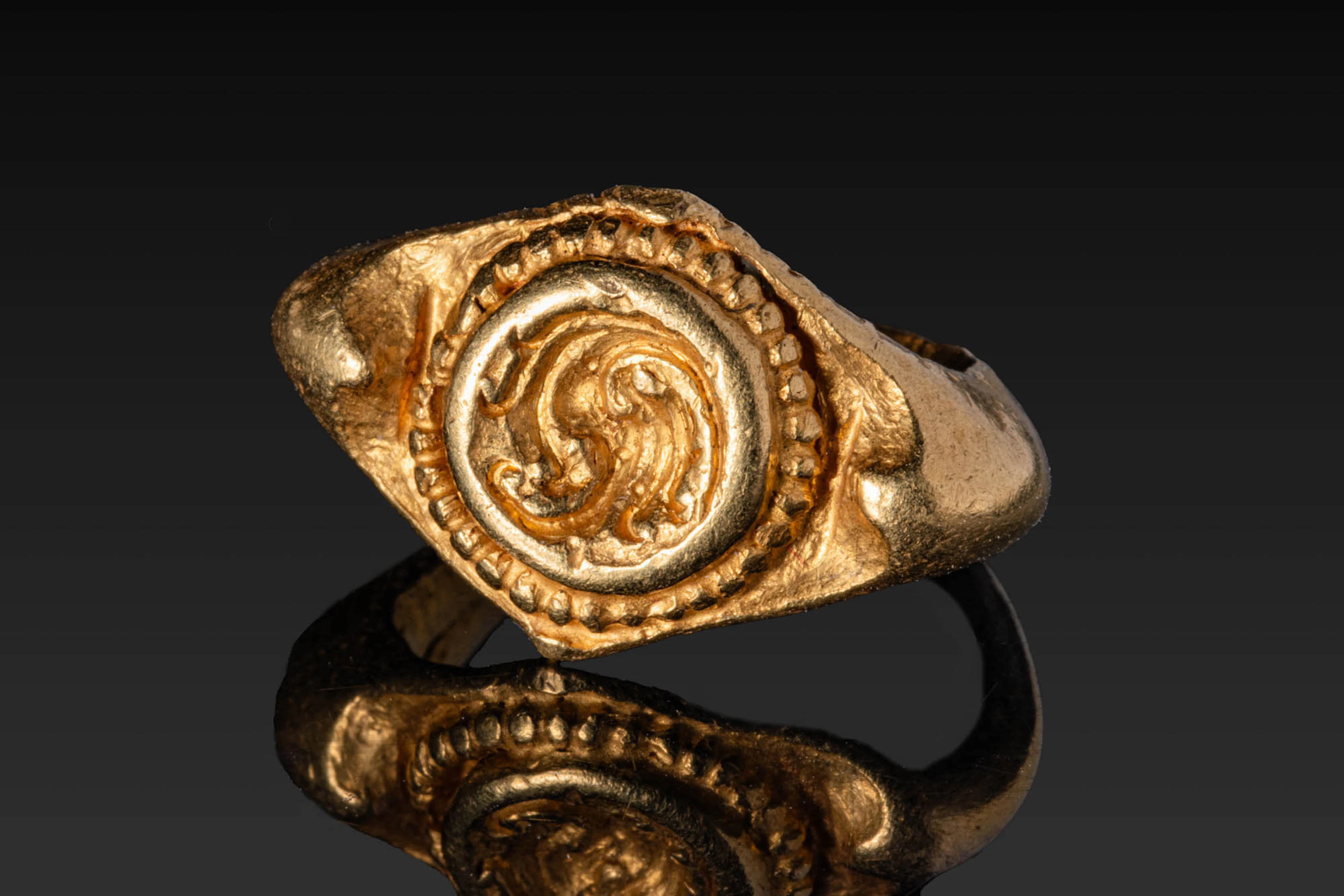 MEDIEVAL HIGH KARAT GOLD RING WITH SPIRALS