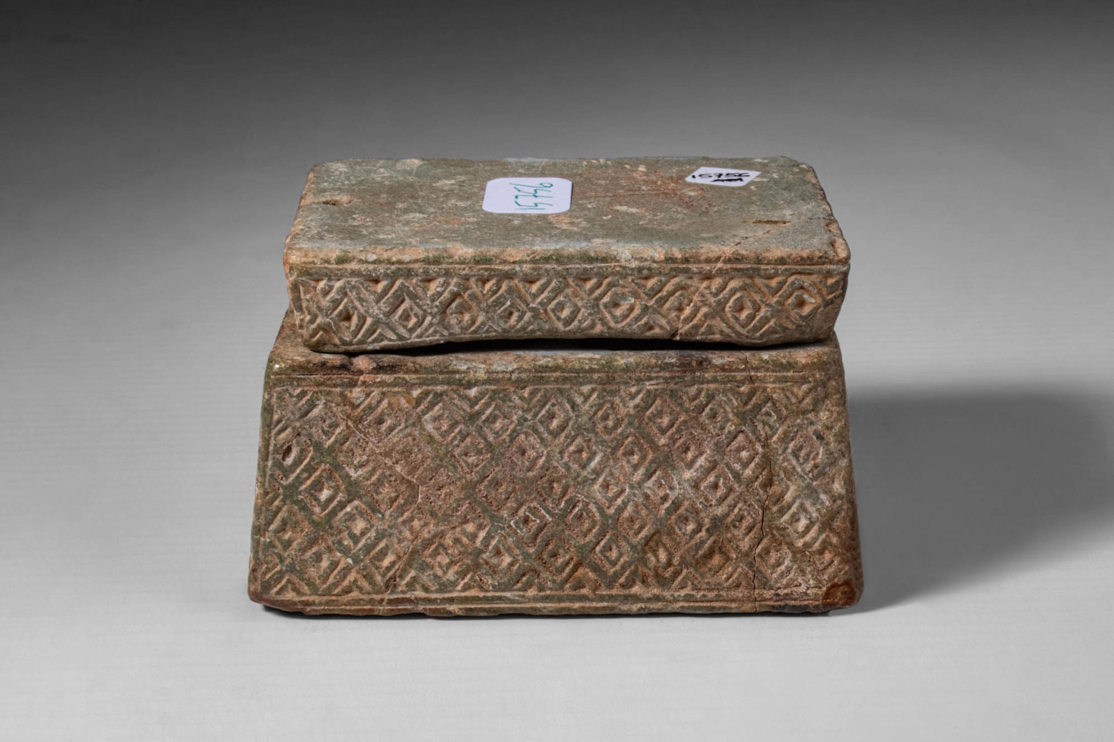 BACTRIAN CHLORITE QUADRIPARTITE CONTAINER WITH LID