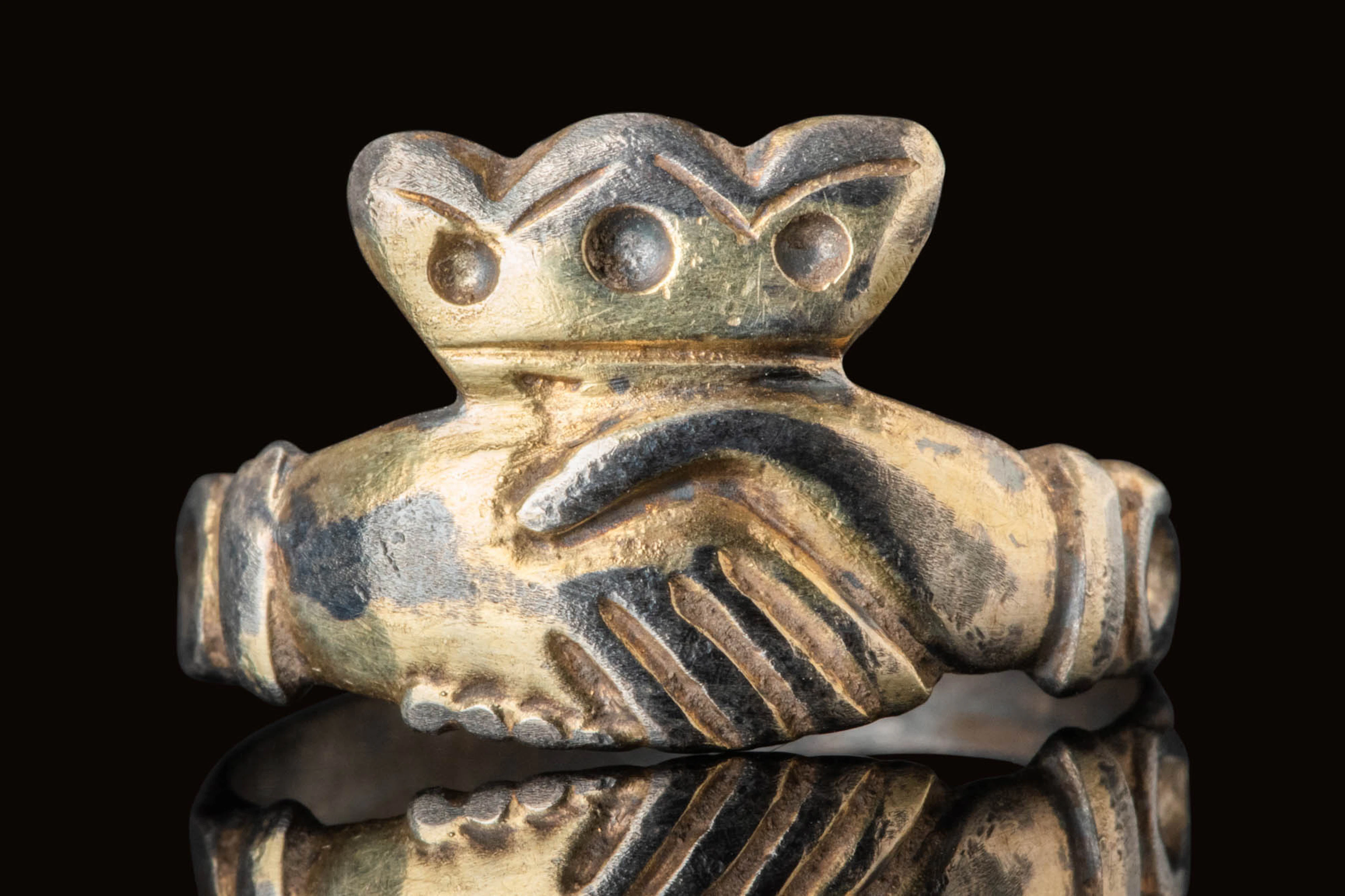 POST-MEDIEVAL SILVER GILT RING WITH CLASPED HANDS AND CROWN