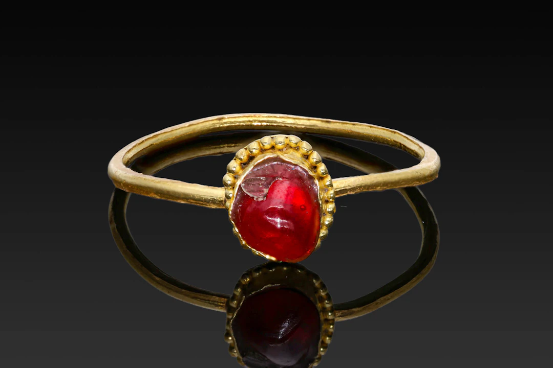 BYZANTINE GOLD RING WITH GARNET