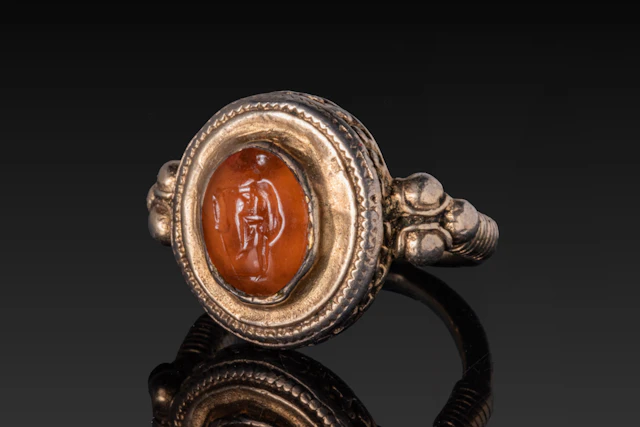ROMAN CARNELIAN INTAGLIO DEPICTING MERCURY IN GOLD RING