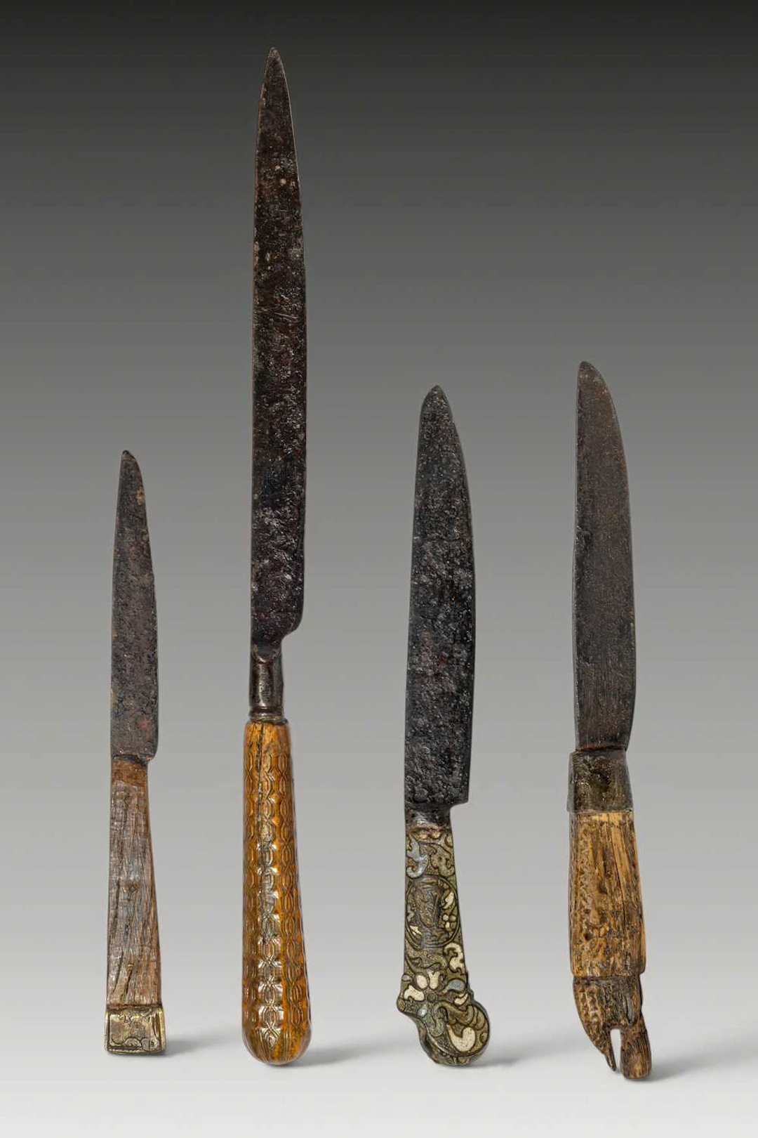 RARE COLLECTION OF MEDIEVAL KNIVES WITH DECORATED HANDLES