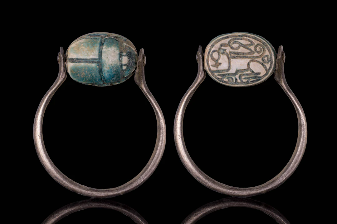 EGYPTIAN GLAZED STEATITE SCARAB ENGRAVED WITH A HARE AND ANKH IN SILVER RING