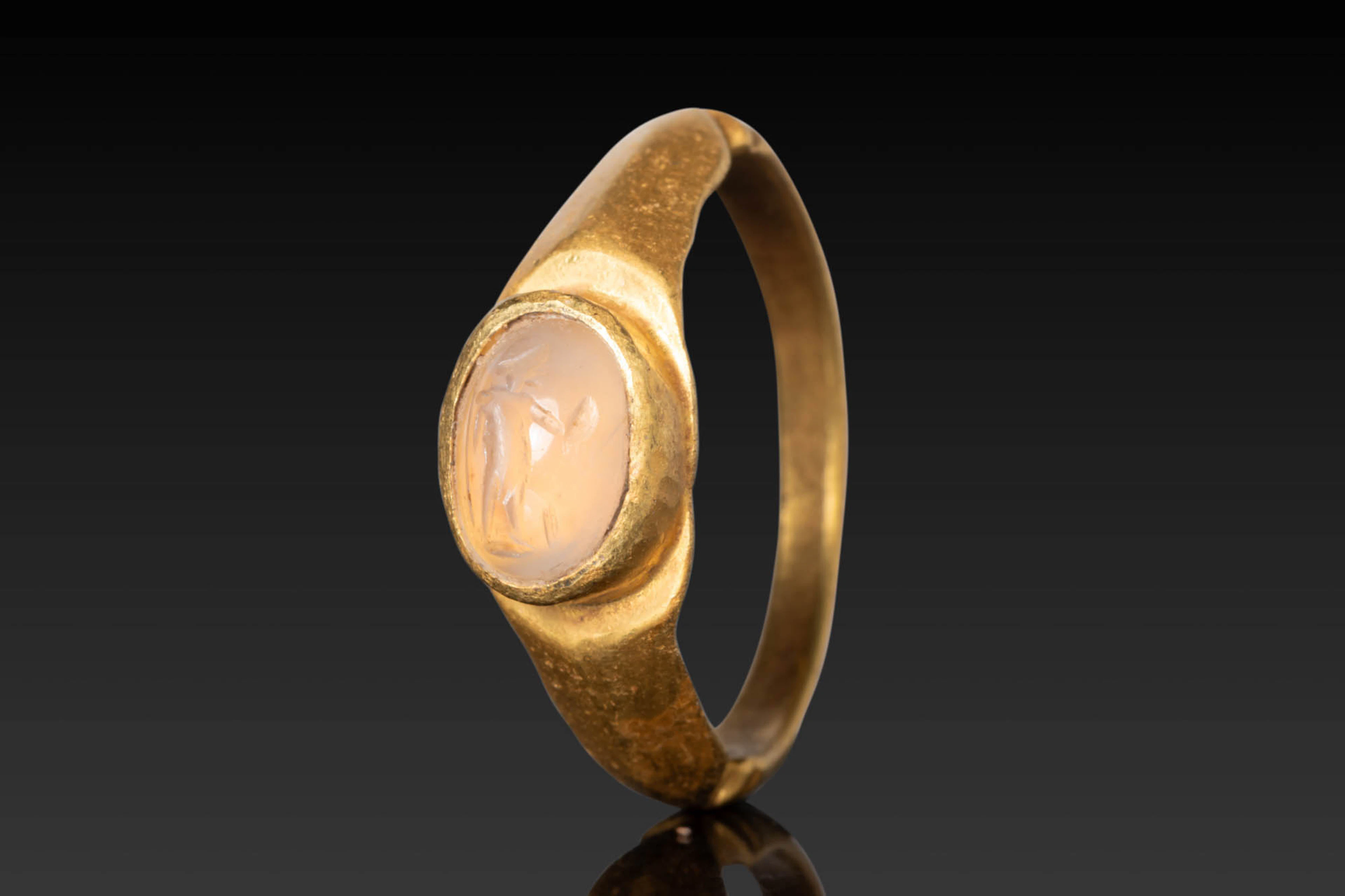 ROMAN CHALCEDONY INTAGLIO DEPICTING MARS IN HIGH KARAT GOLD RING