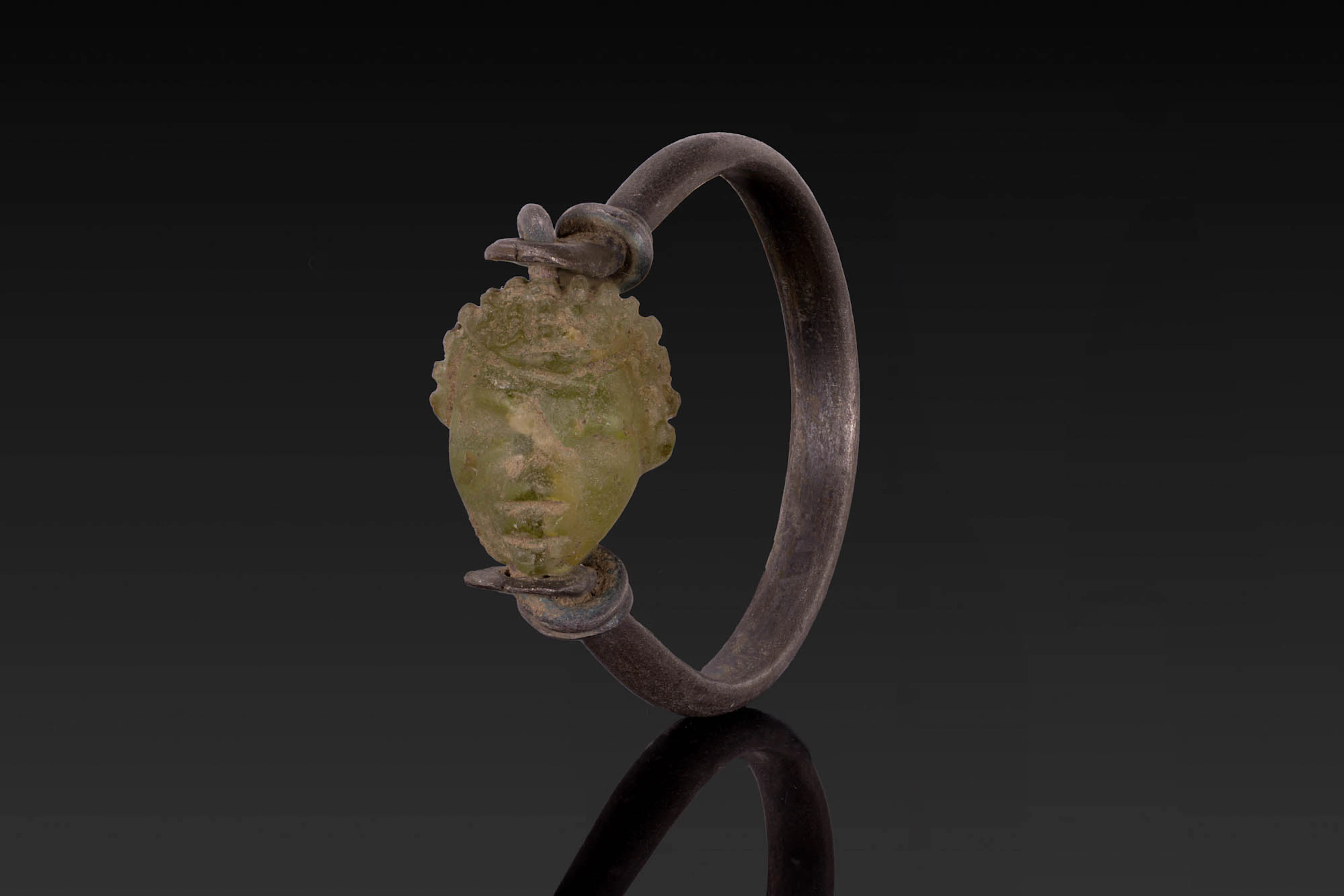 ROMAN GLASS AFRICAN HEAD IN SILVER RING