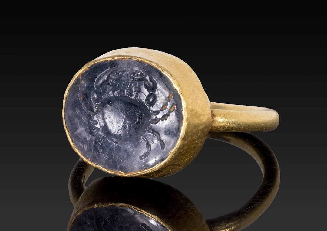 ROMAN SPINEL INTAGLIO DEPICTING MERCURY IN GOLD RING