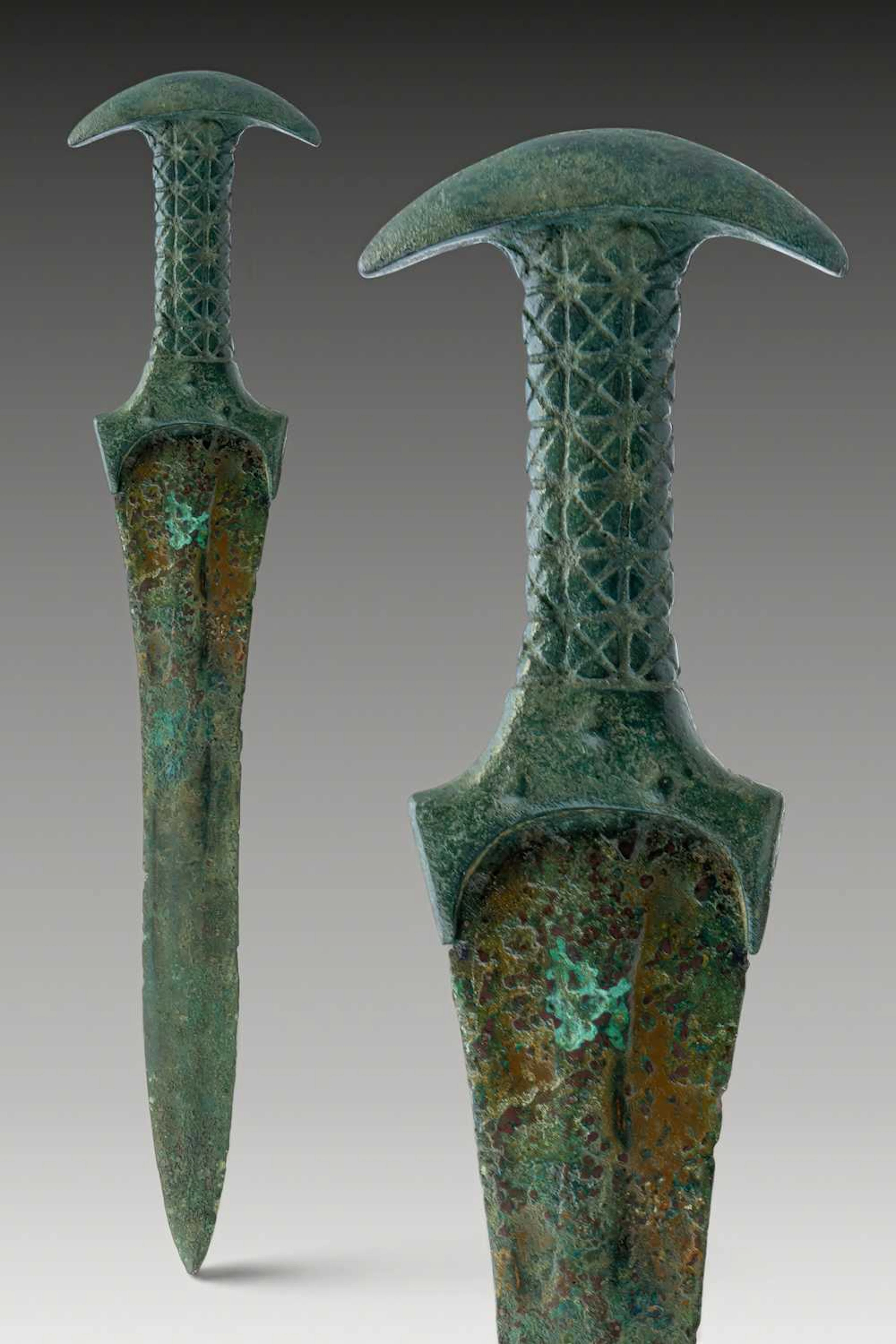 HITTITE BRONZE DAGGER WITH LUNATE POMMEL