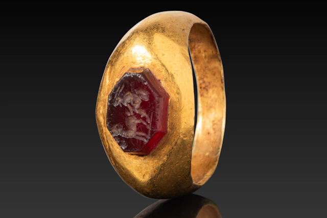 LARGE ROMAN HIGH KARAT GOLD RING WITH CARNELIAN INTAGLIO OF A SHEPHERD