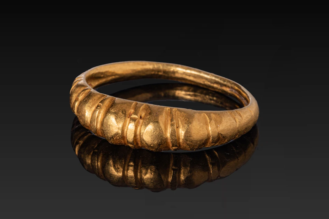 VIKING HIGH KARAT GOLD RING WITH RIBBED HOOP