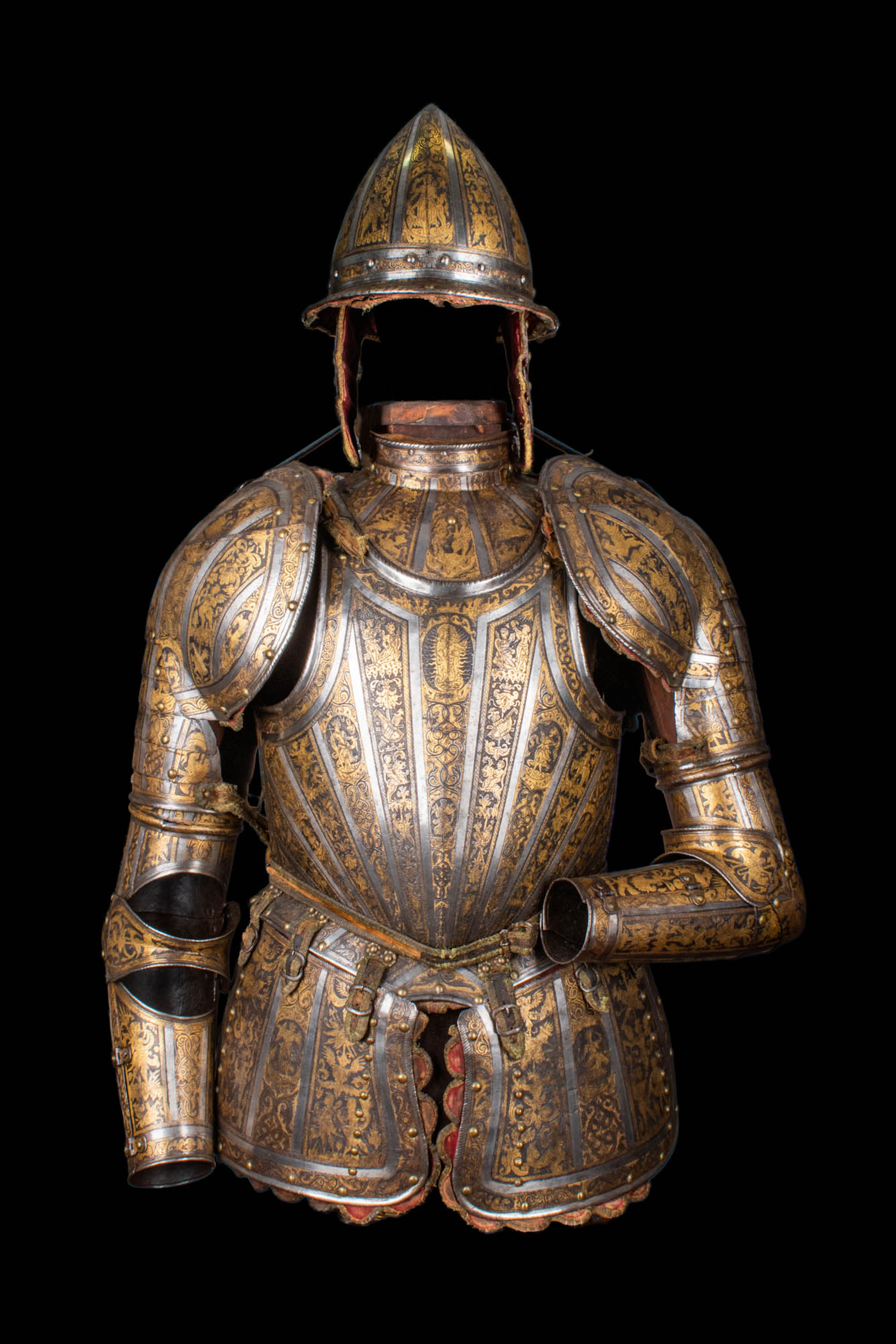 SUPERB ITALIAN ETCHED AND GILT ARMOUR BY POMPEO DELLA CESA