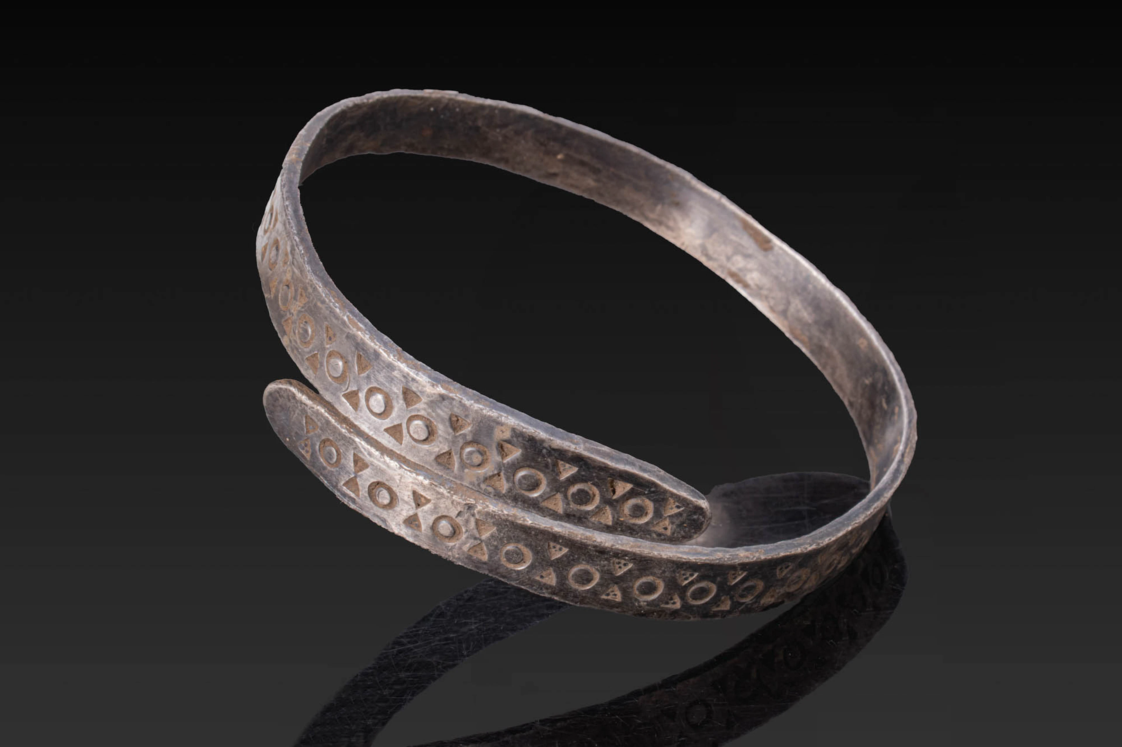 VIKING SILVER BRACELET WITH PUNCHED TRIANGLES AND CIRCLES